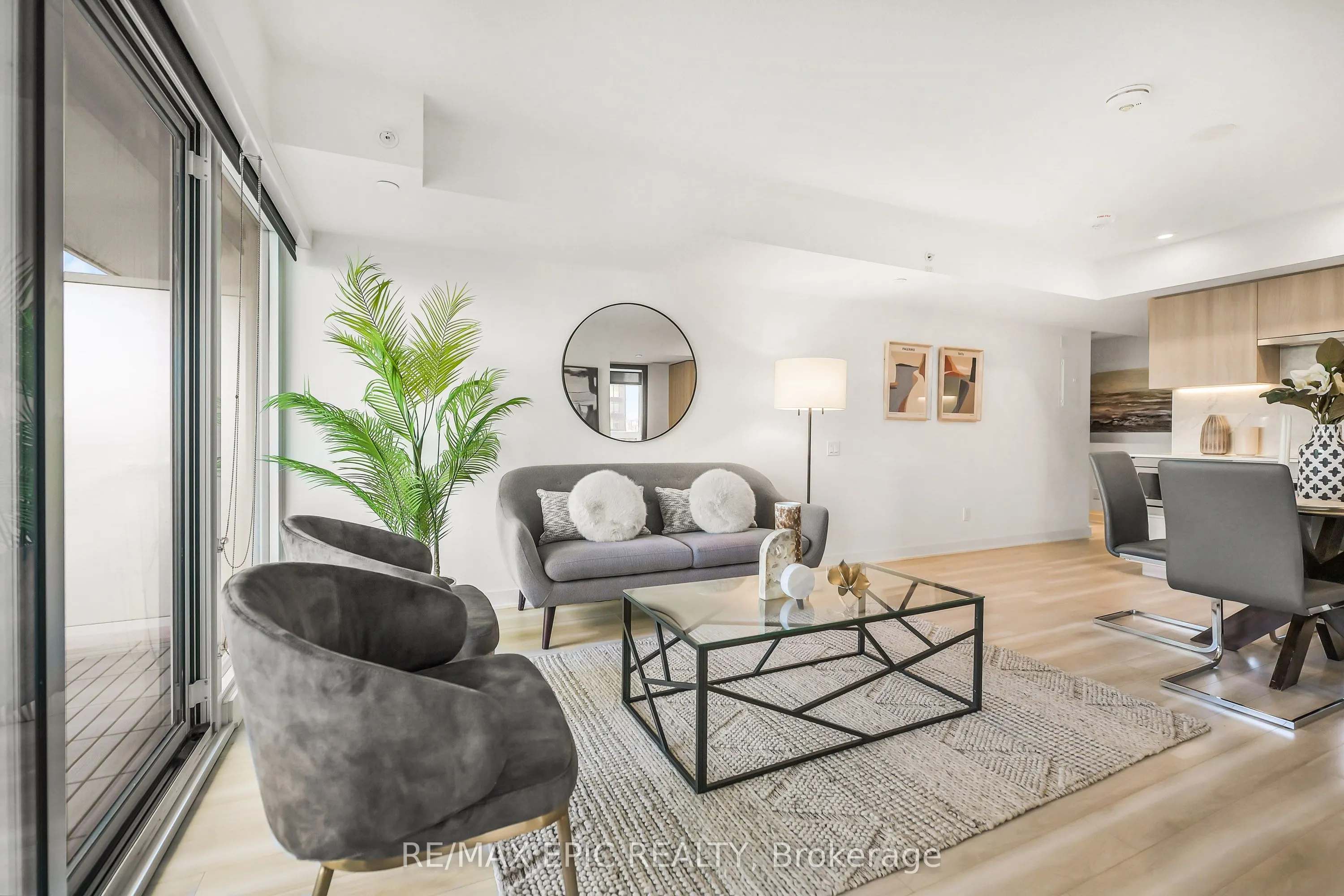 17 Bathurst Street, #810