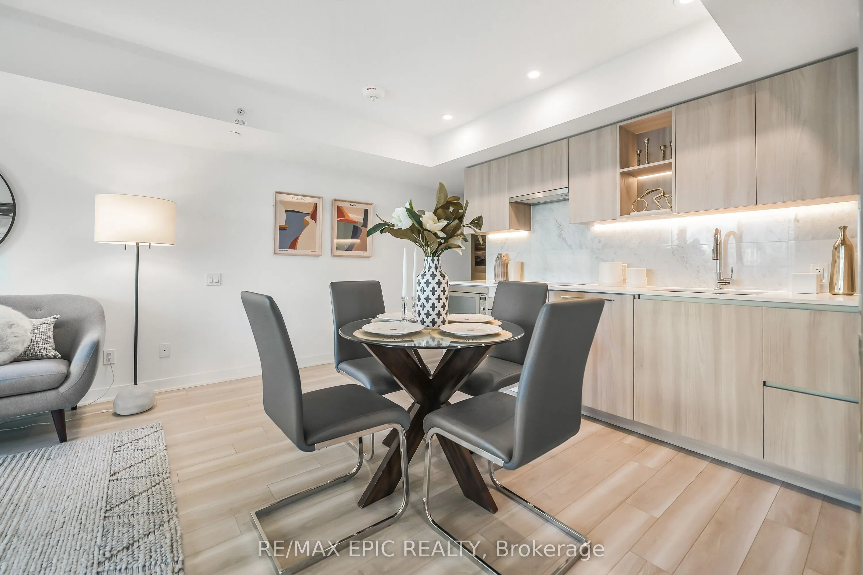 17 Bathurst Street, #810