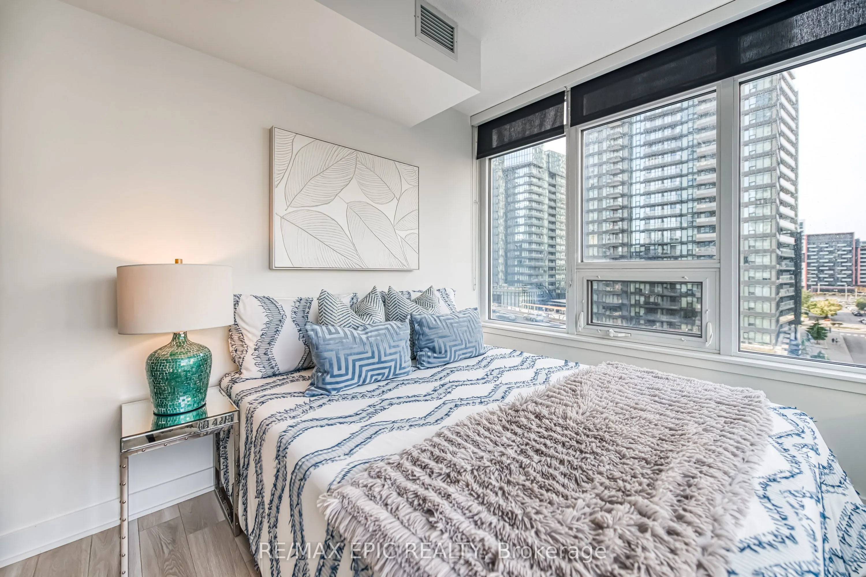 17 Bathurst Street, #810