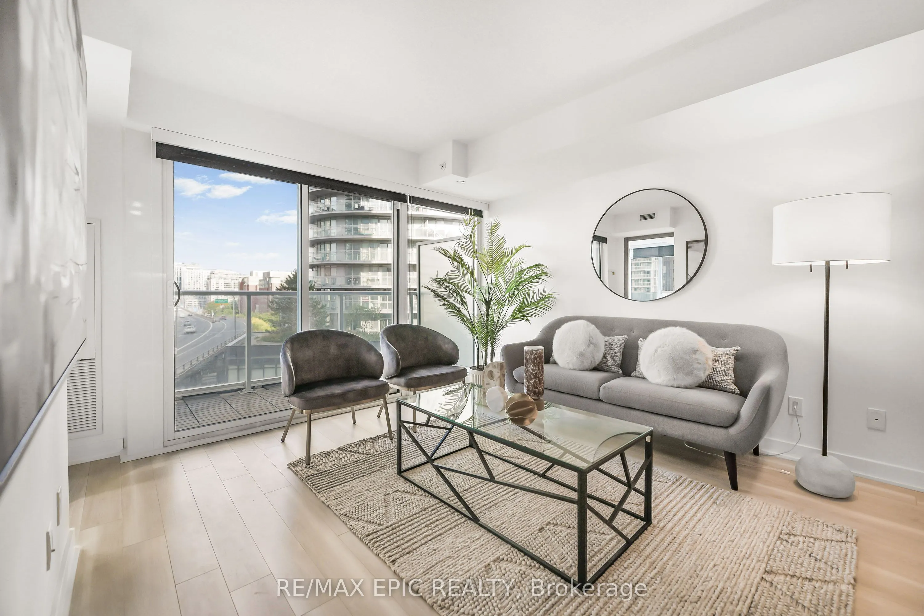 17 Bathurst Street, #810