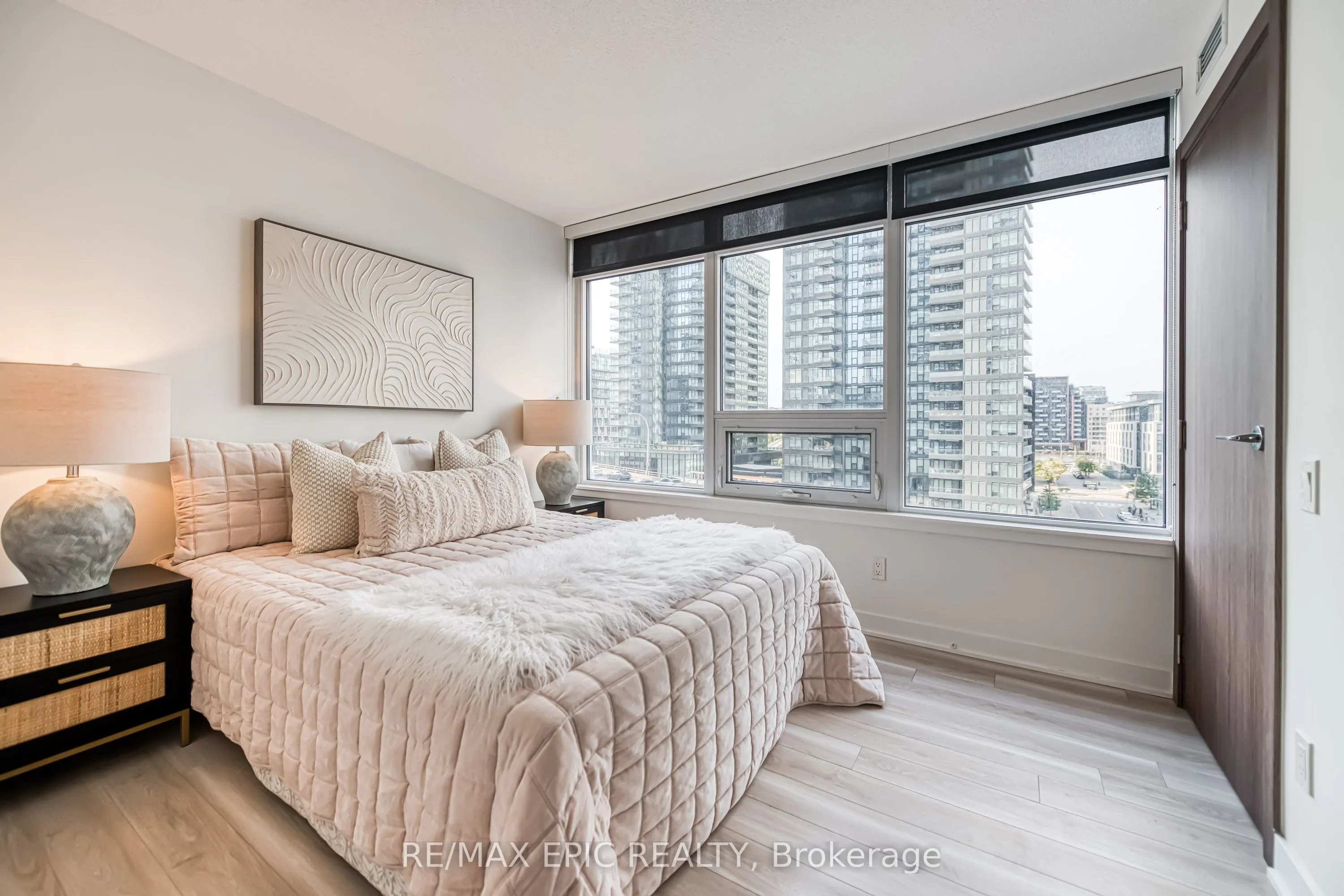 17 Bathurst Street, #810