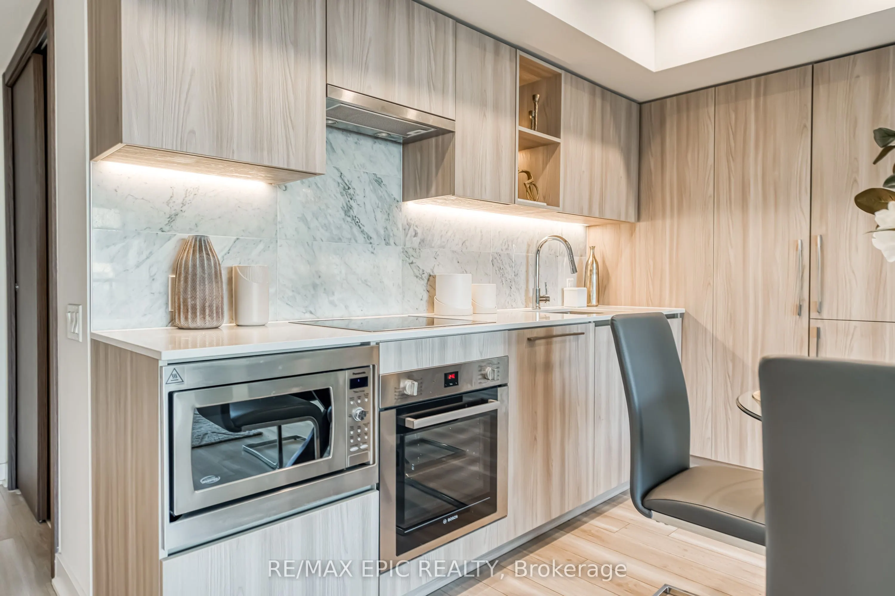 17 Bathurst Street, #810