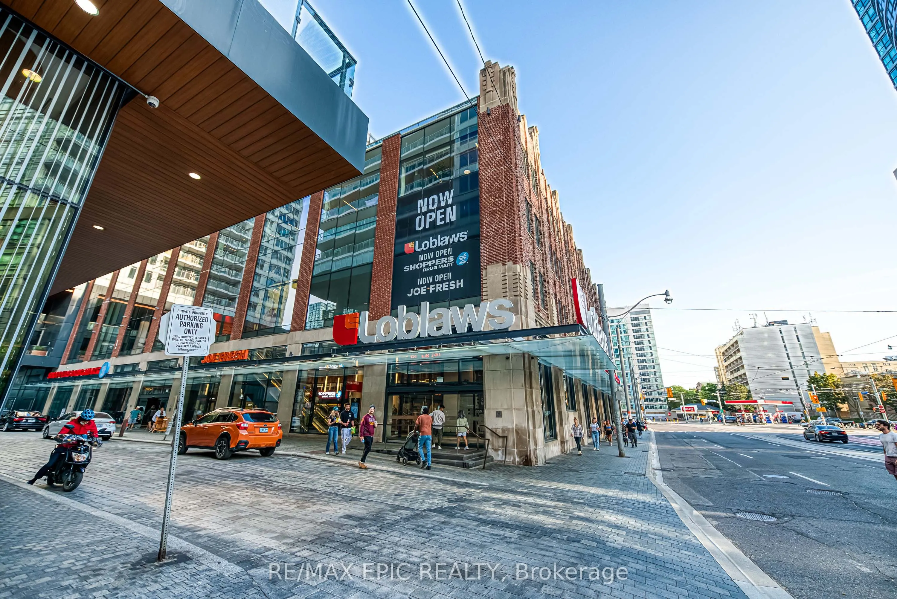 17 Bathurst Street, #810