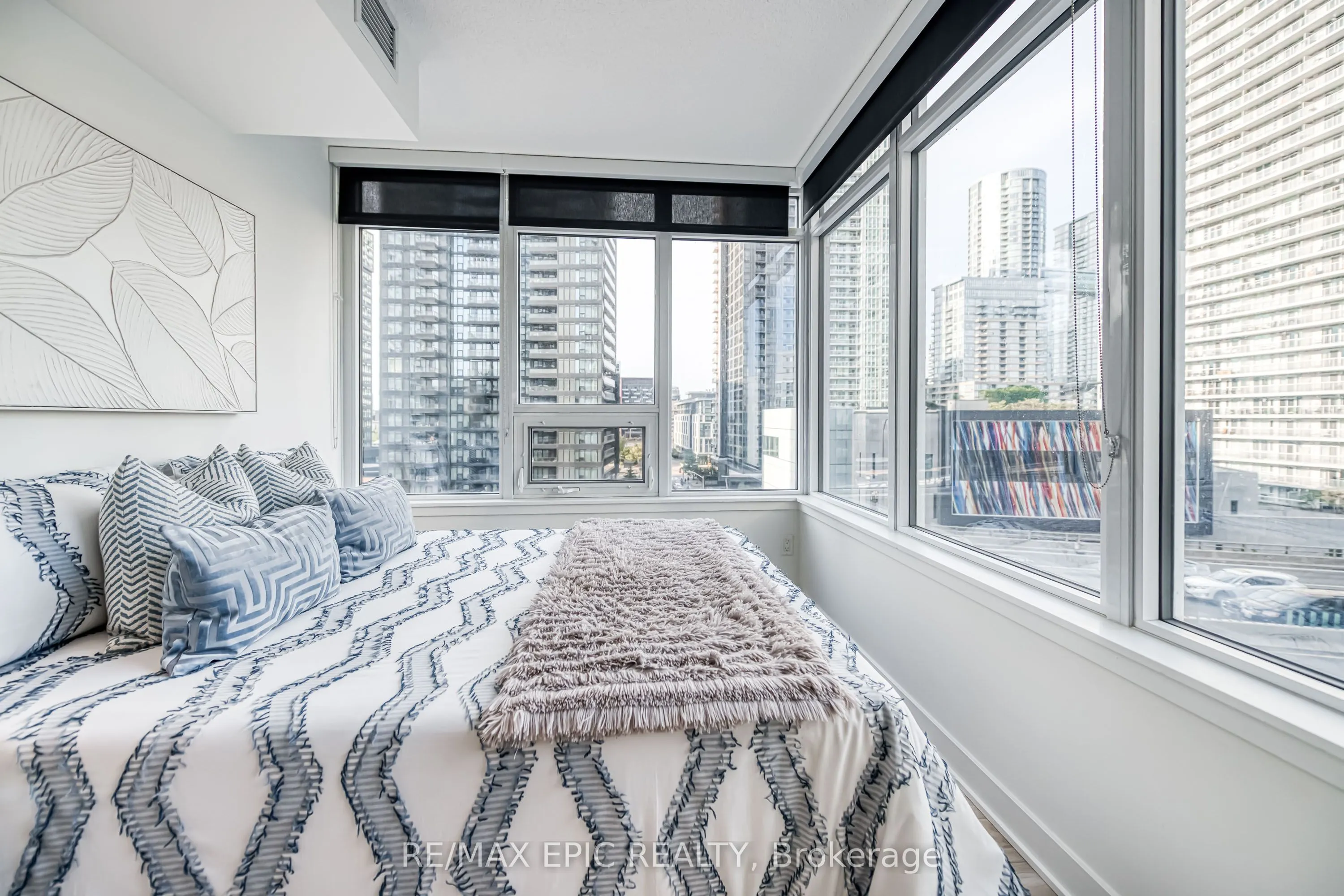 17 Bathurst Street, #810