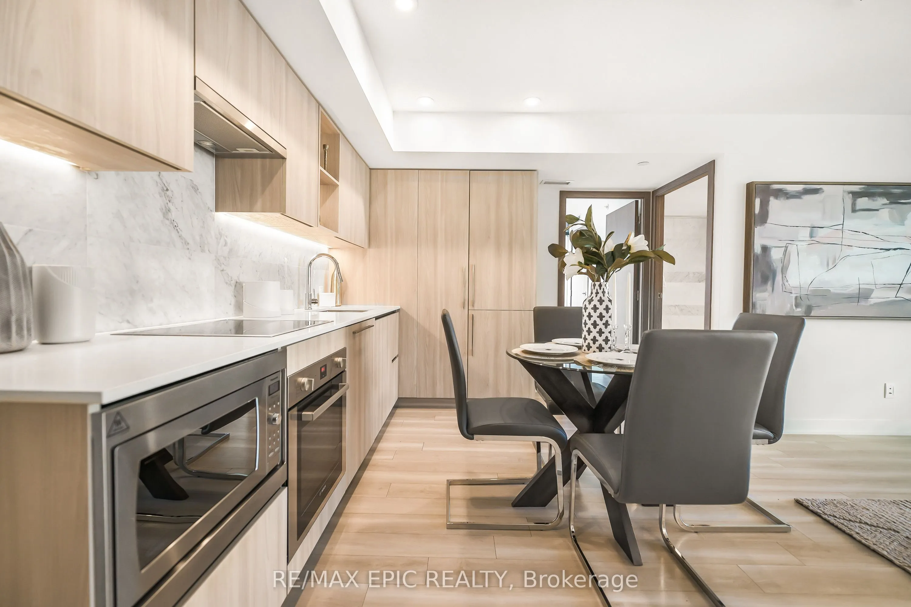 17 Bathurst Street, #810