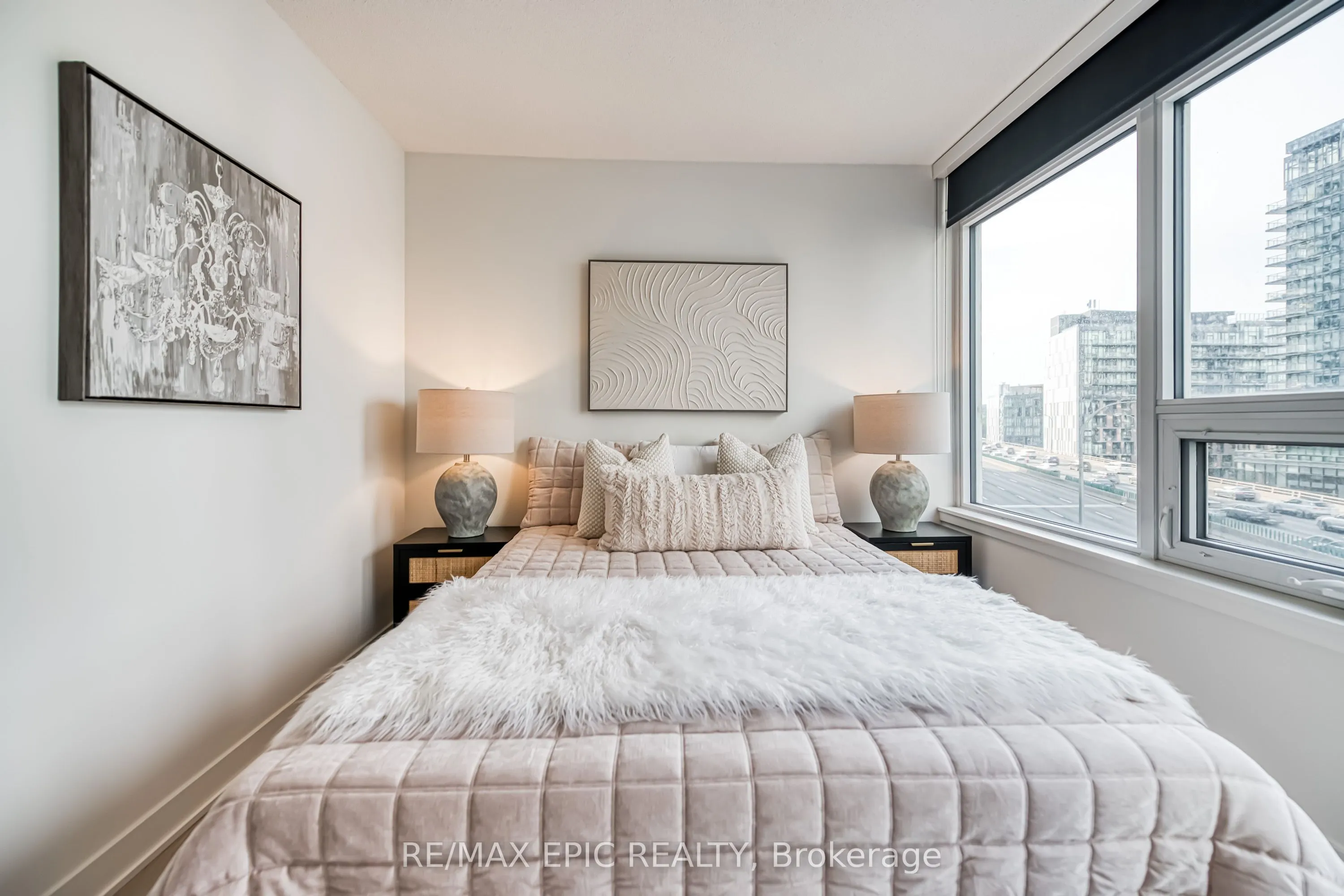 17 Bathurst Street, #810