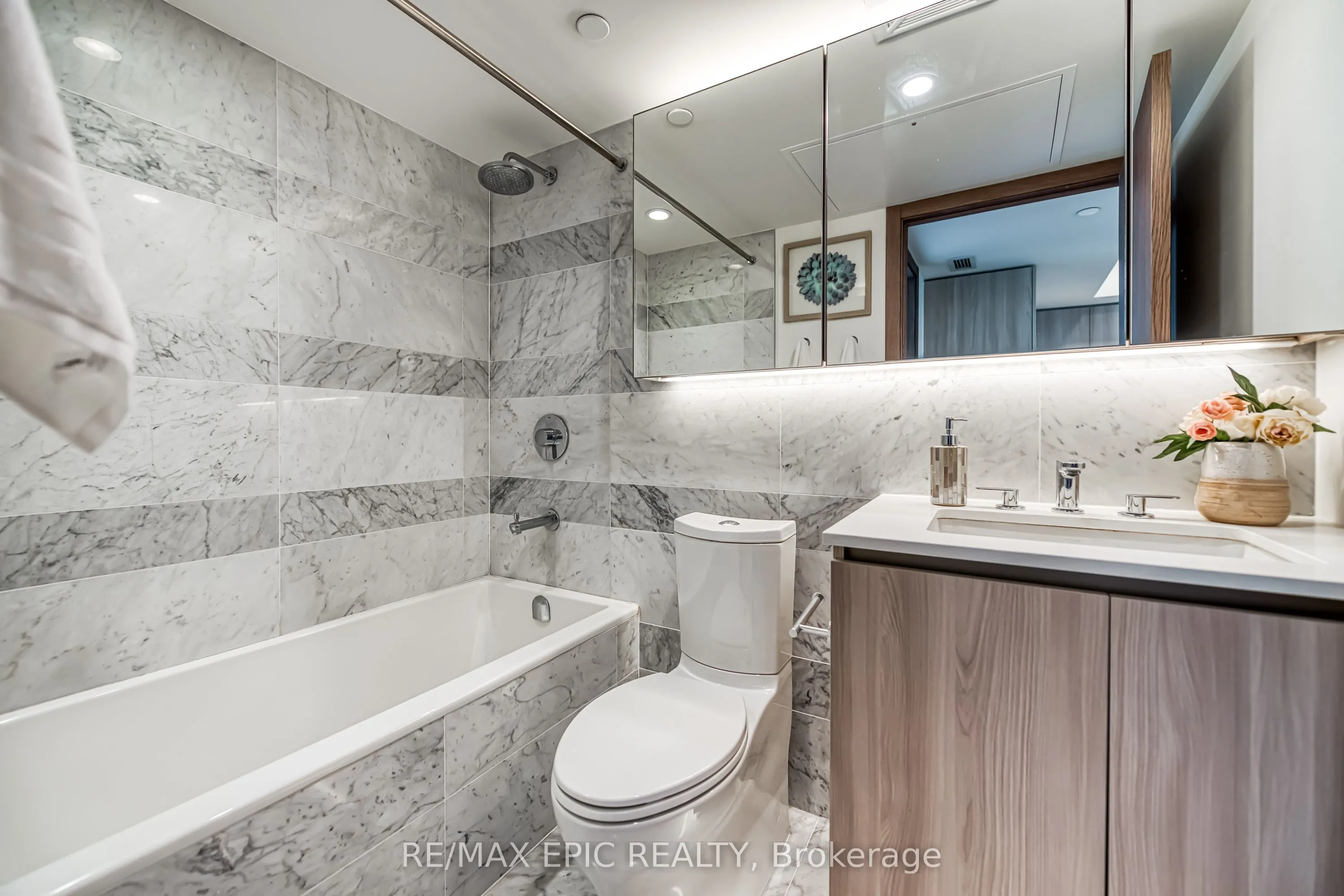 17 Bathurst Street, #810