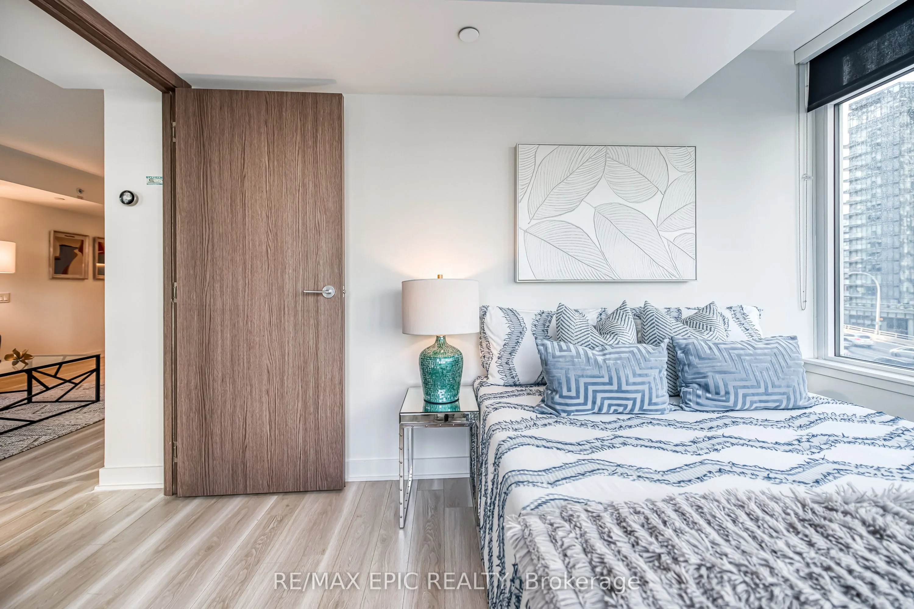 17 Bathurst Street, #810