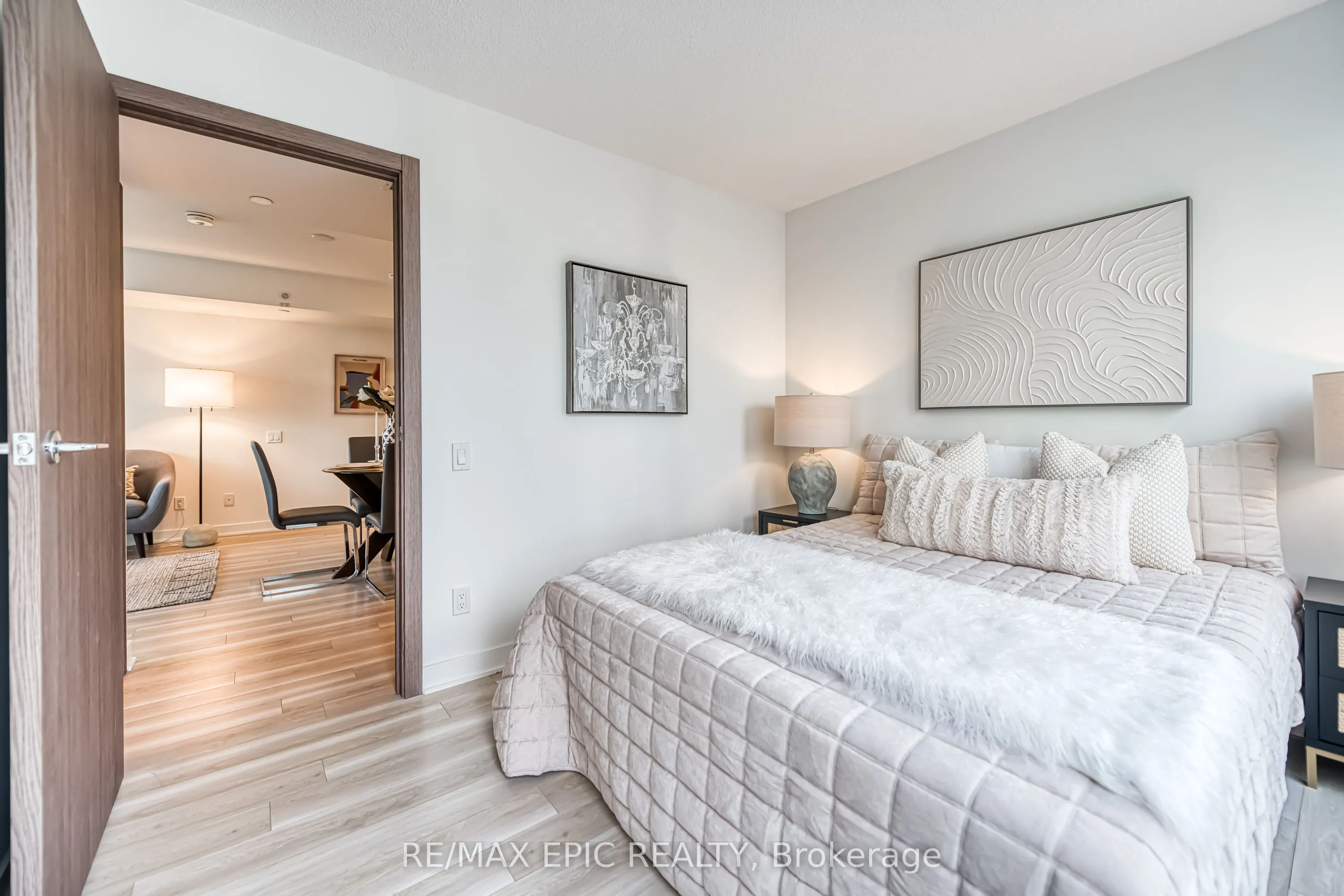 17 Bathurst Street, #810