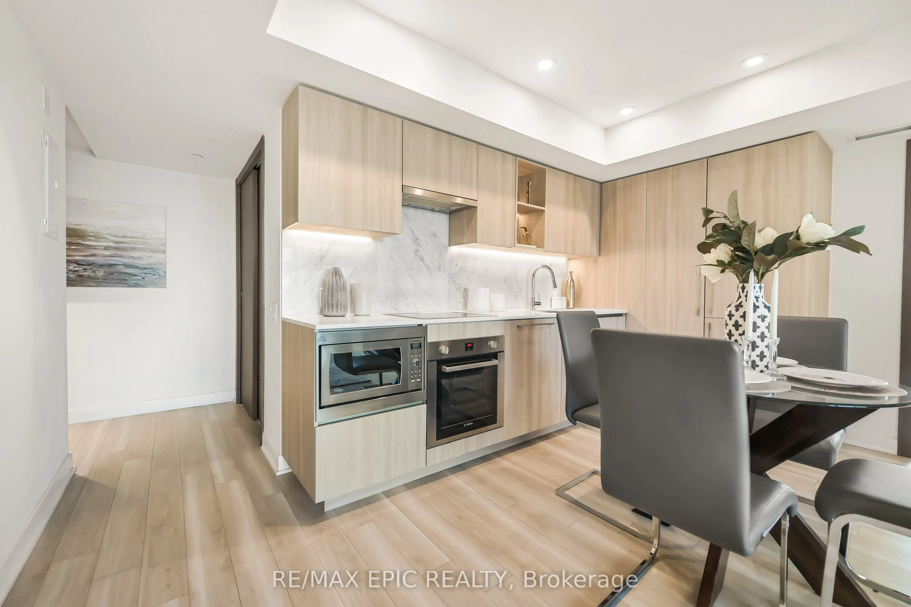 17 Bathurst Street, #810