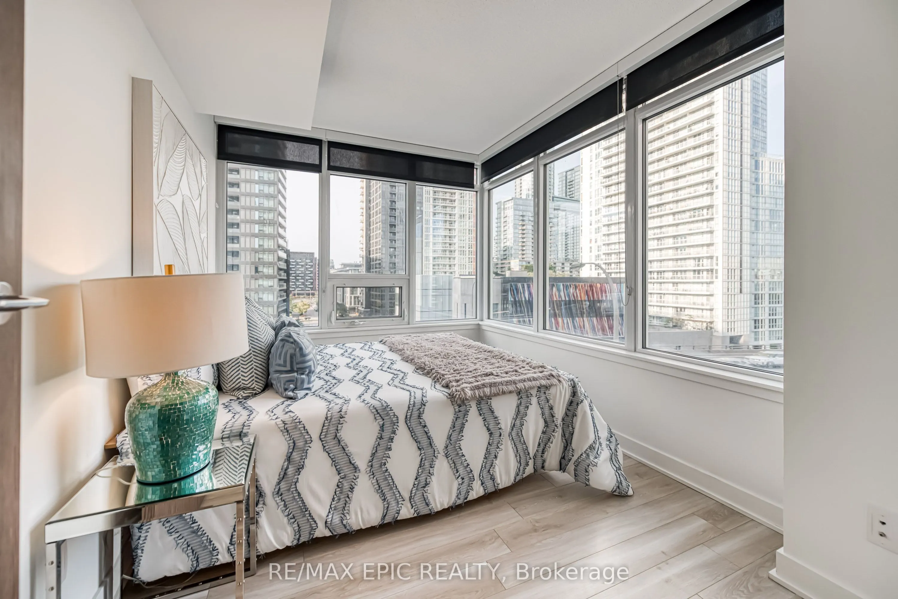 17 Bathurst Street, #810