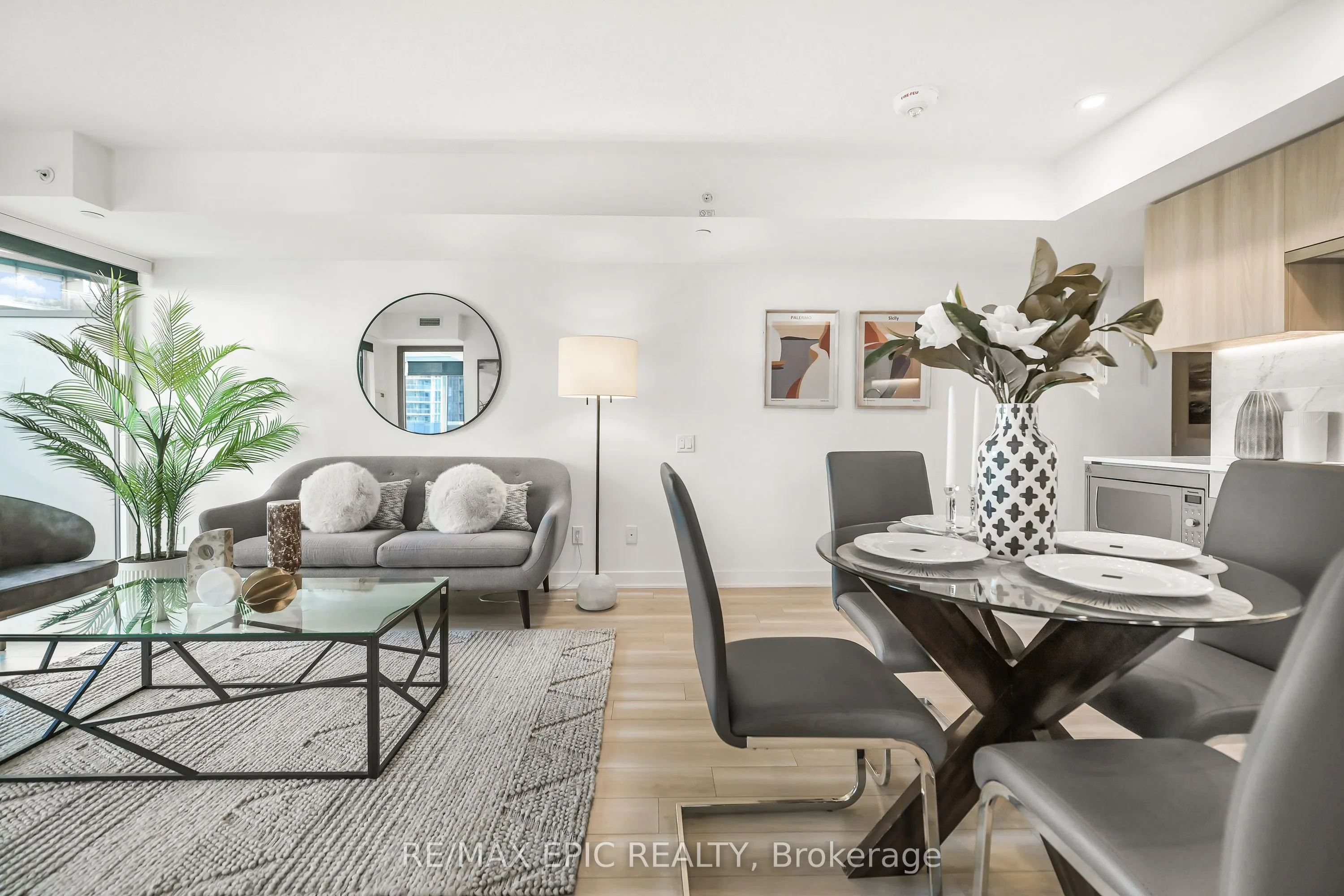 17 Bathurst Street, #810