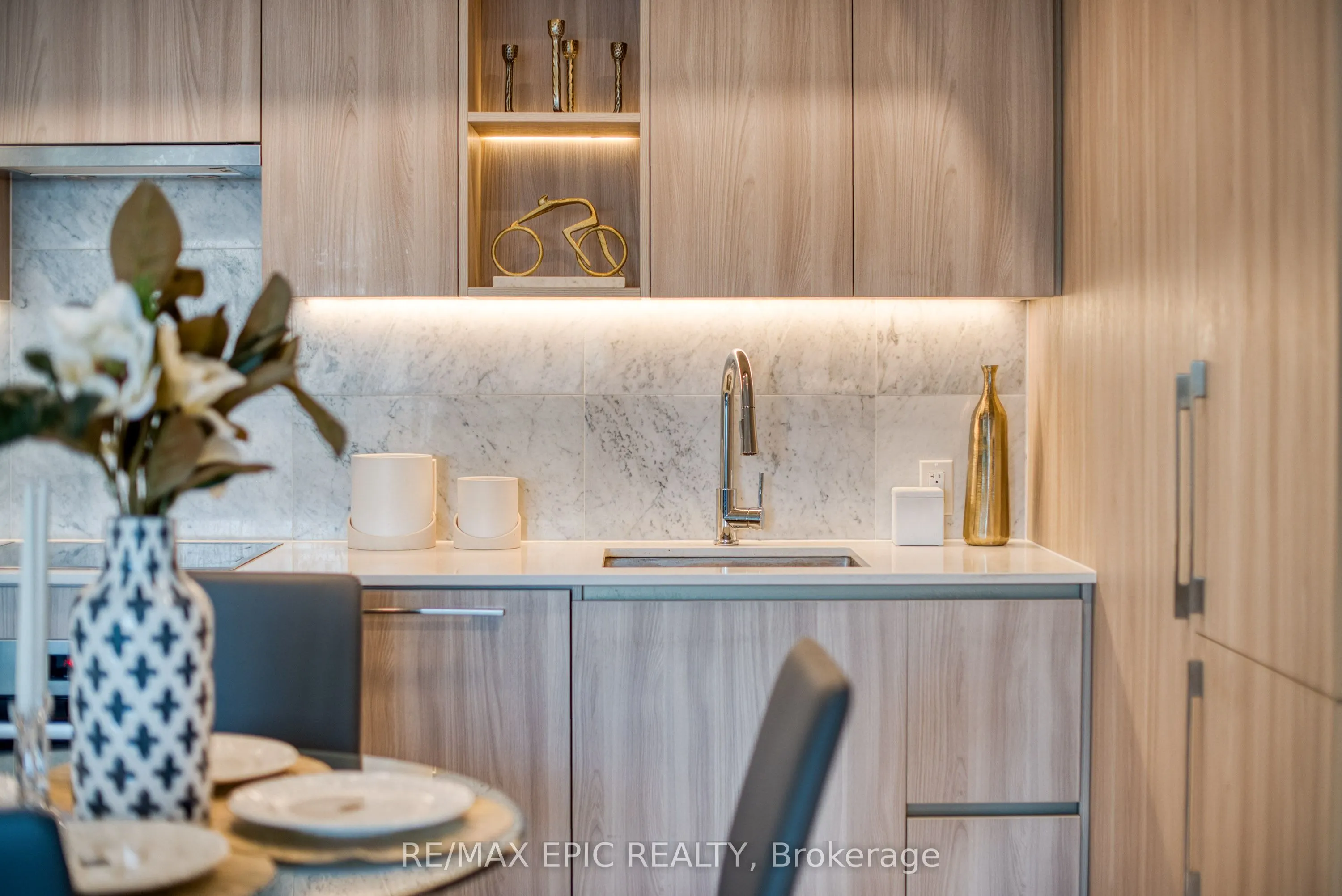 17 Bathurst Street, #810