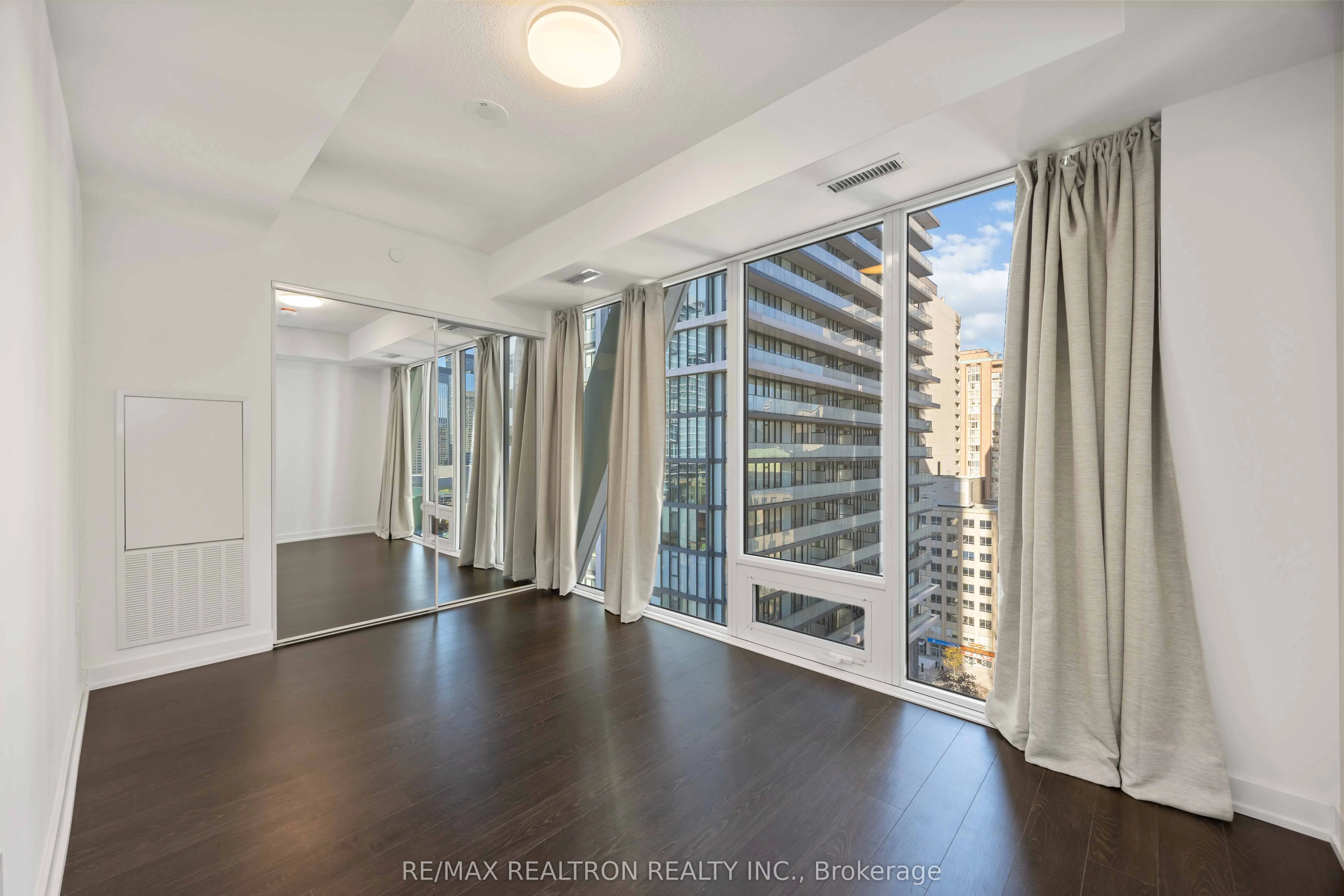 238 Simcoe Street, #1304