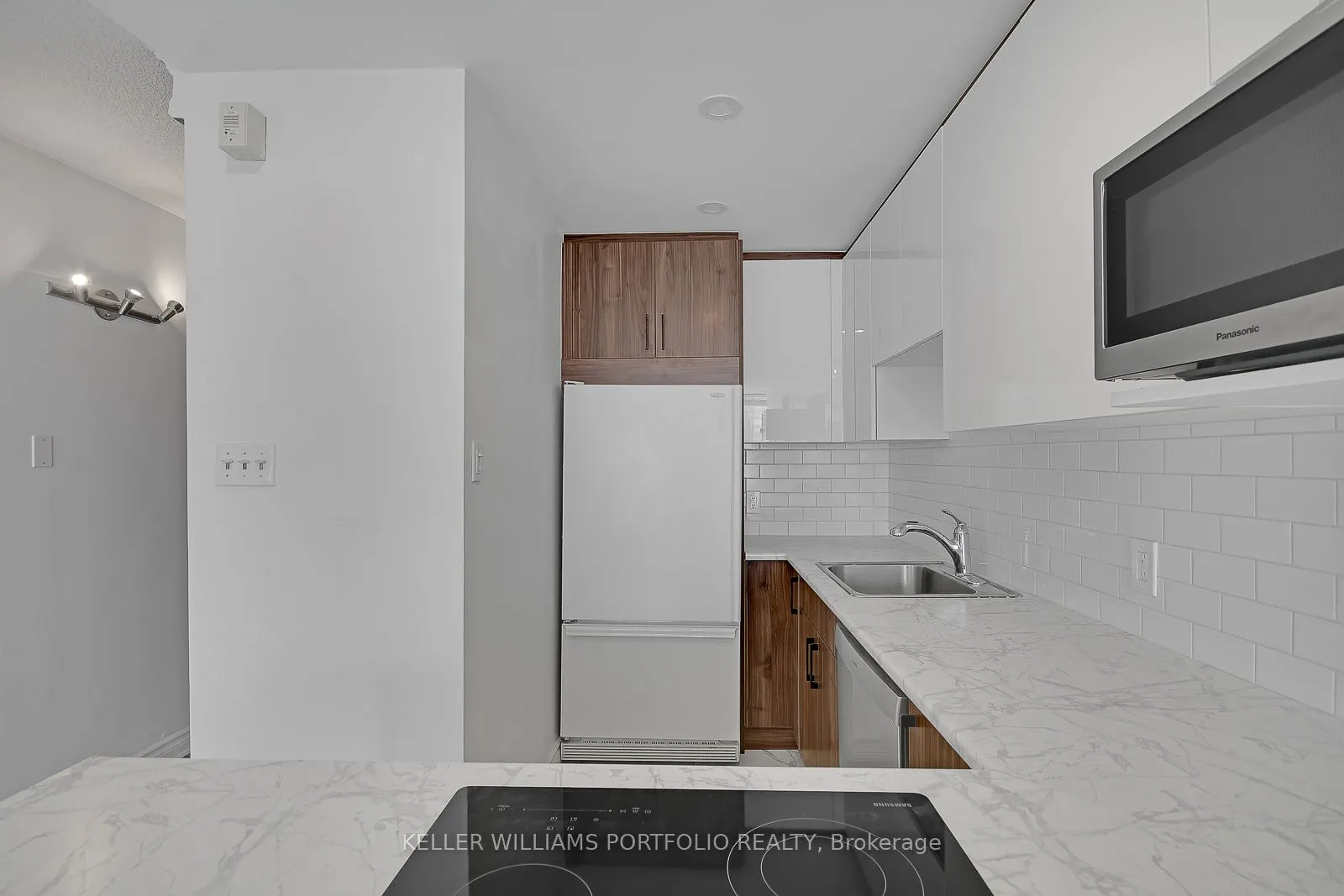 914 Yonge Street, #1704