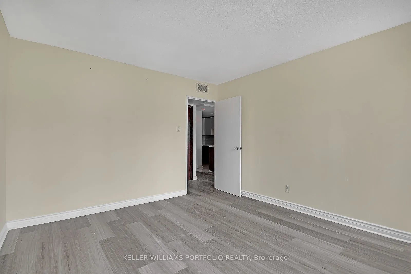 914 Yonge Street, #1704