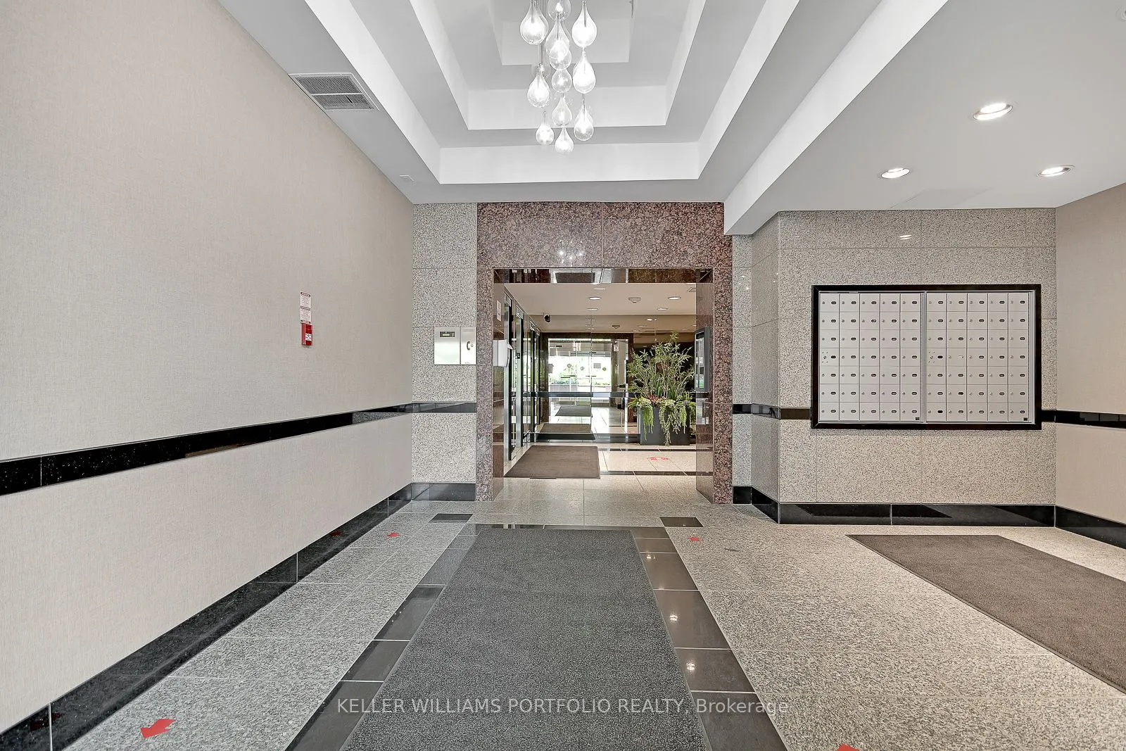 914 Yonge Street, #1704