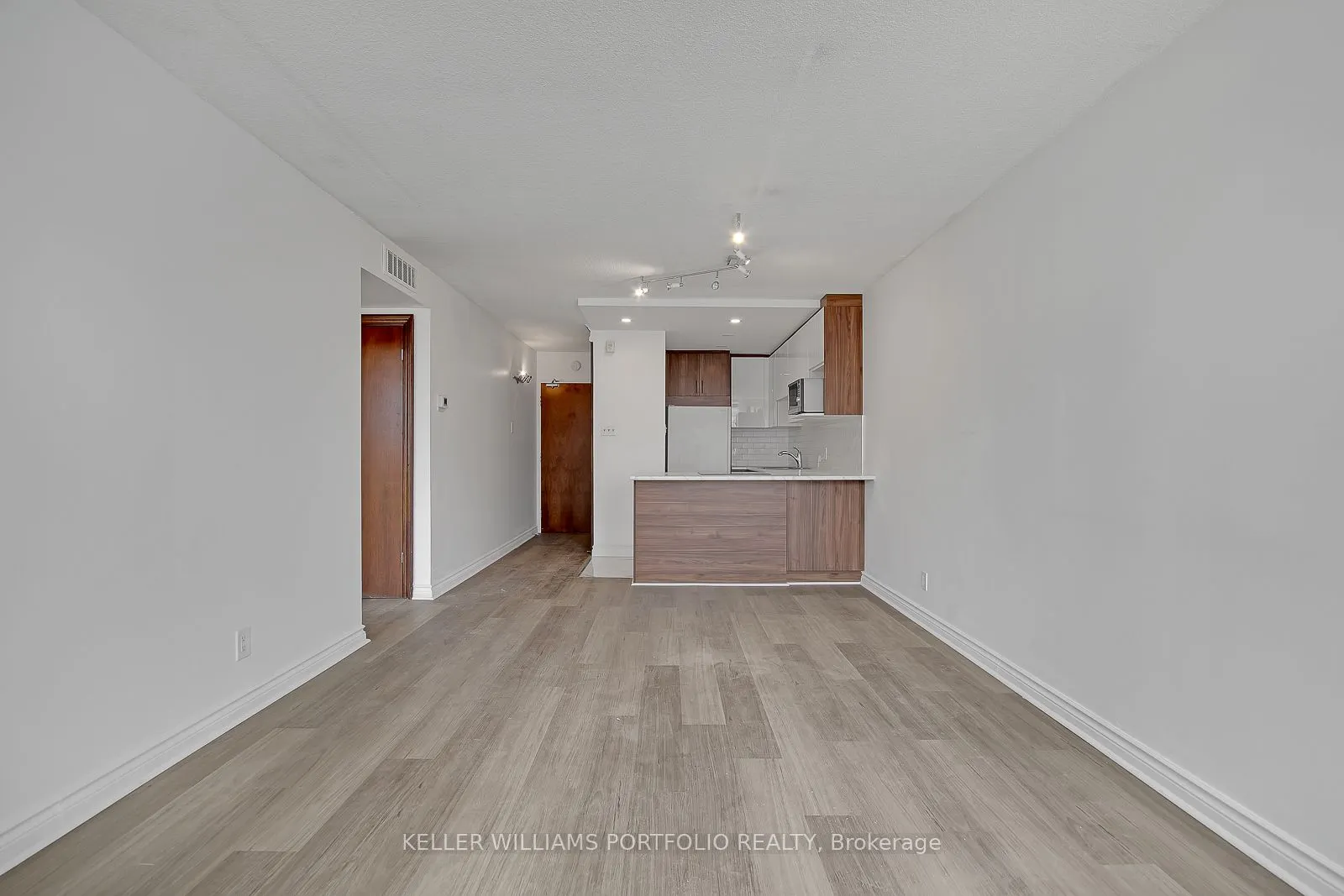 914 Yonge Street, #1704
