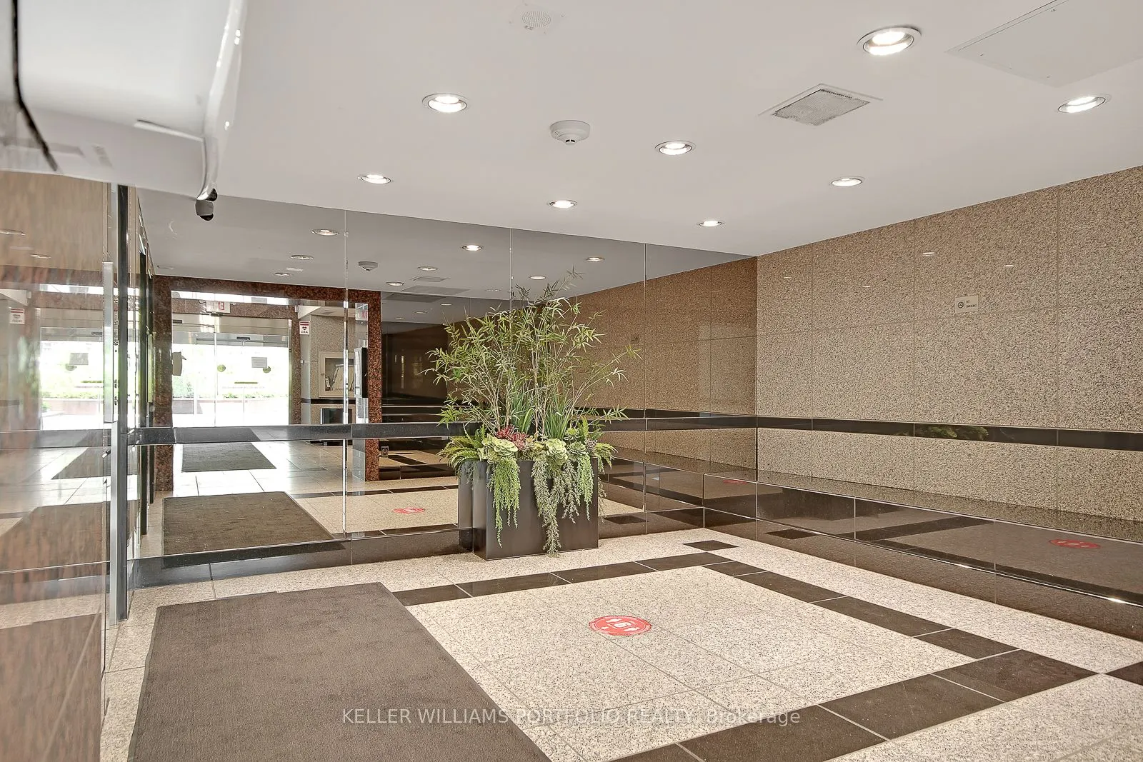 914 Yonge Street, #1704