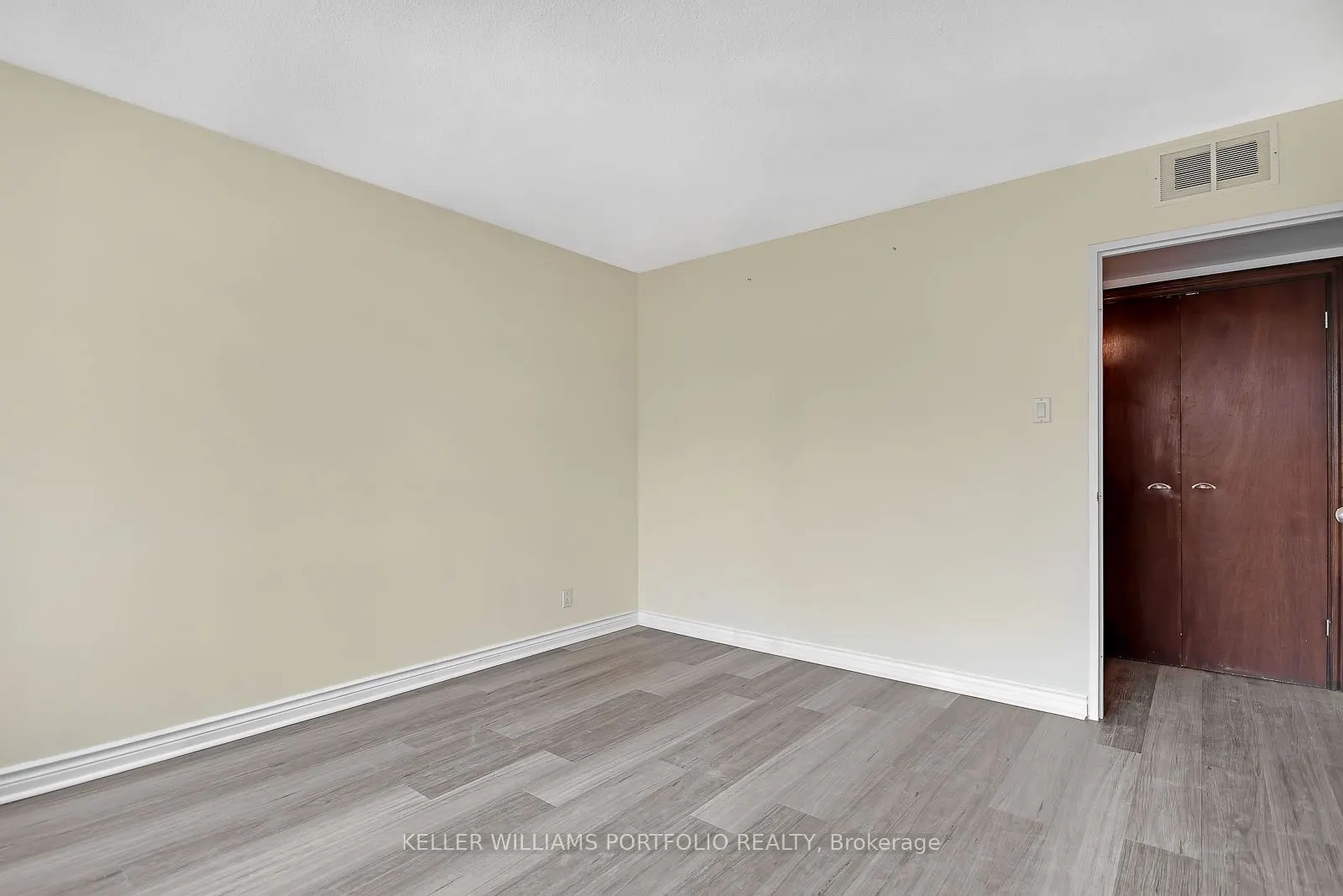 914 Yonge Street, #1704