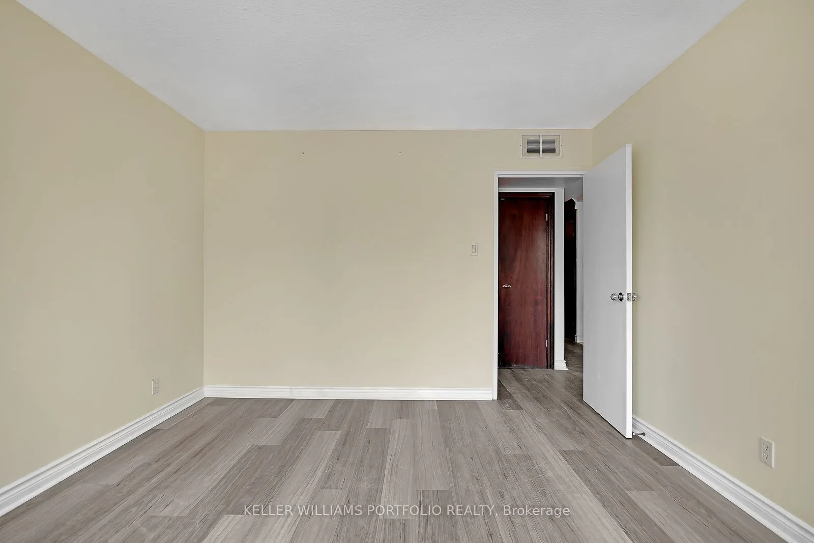 914 Yonge Street, #1704