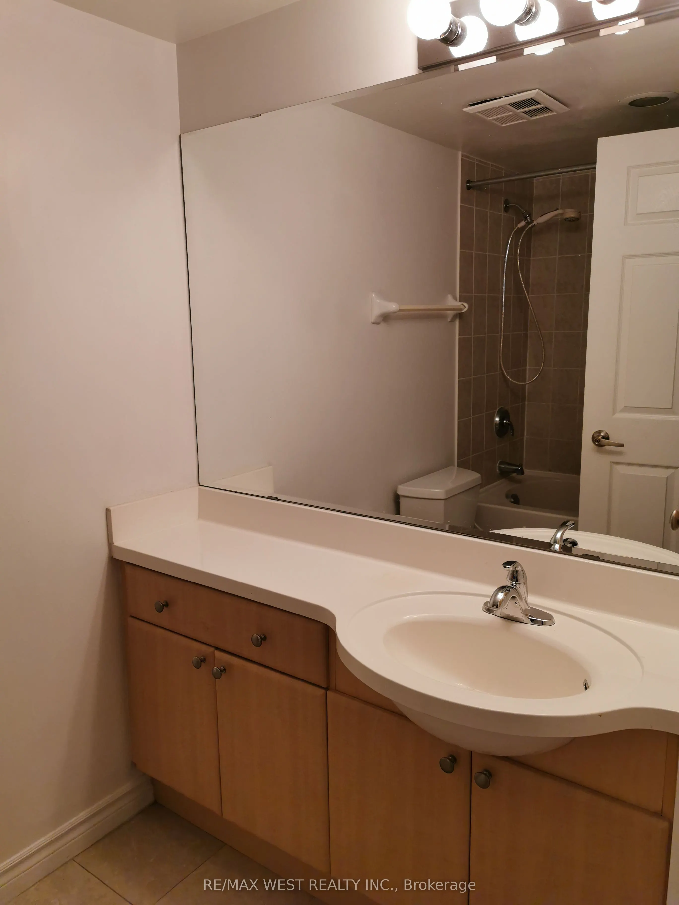 763 Bay Street, #408