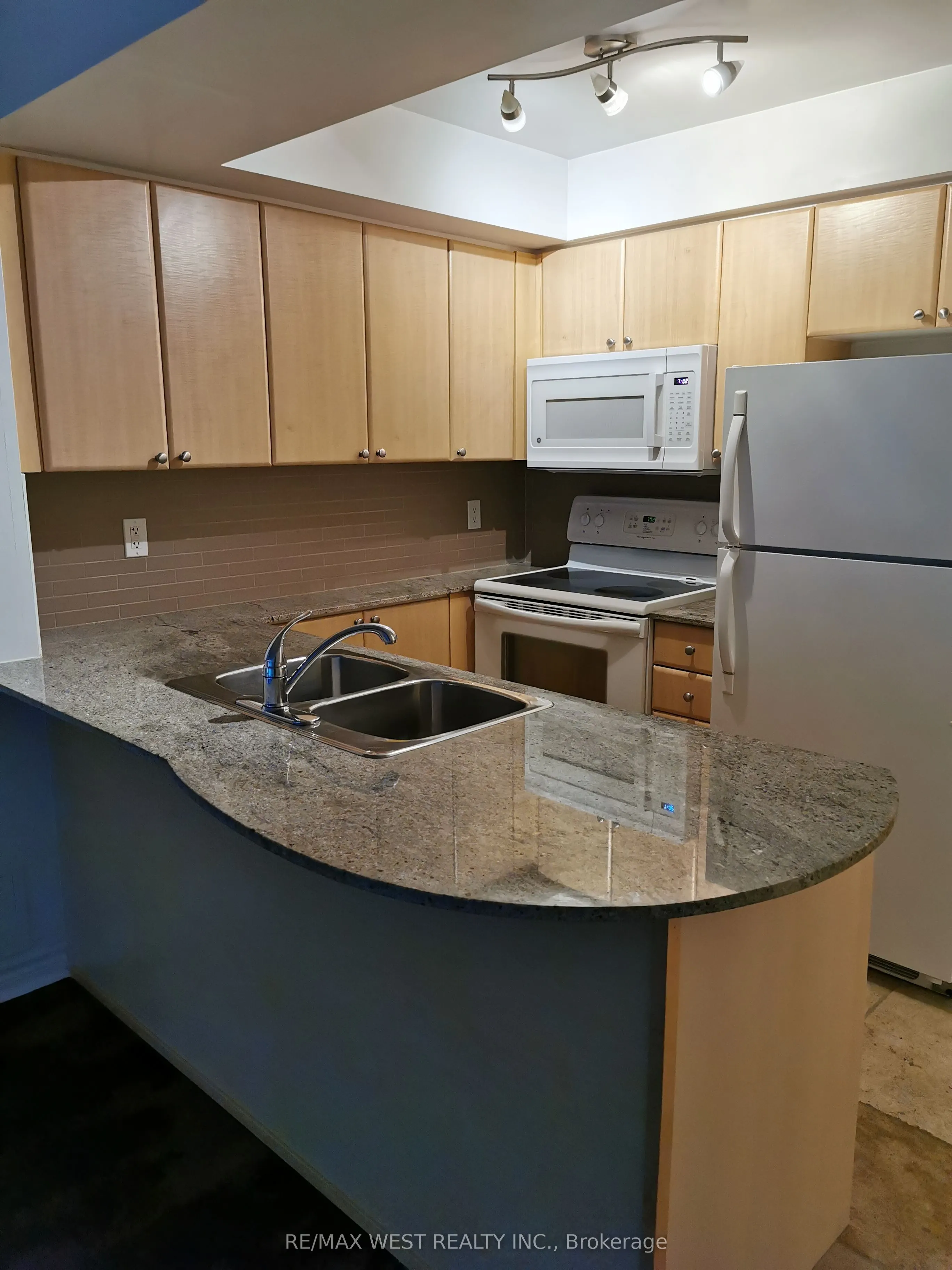 763 Bay Street, #408