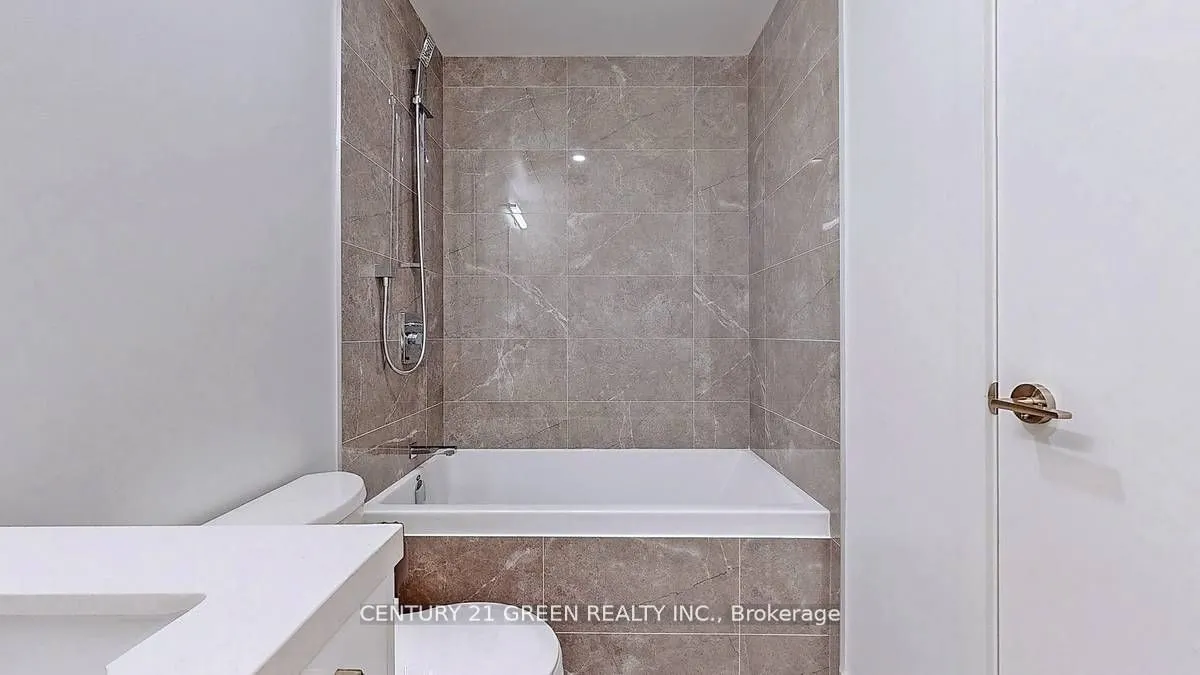 458 Richmond Street W, #204