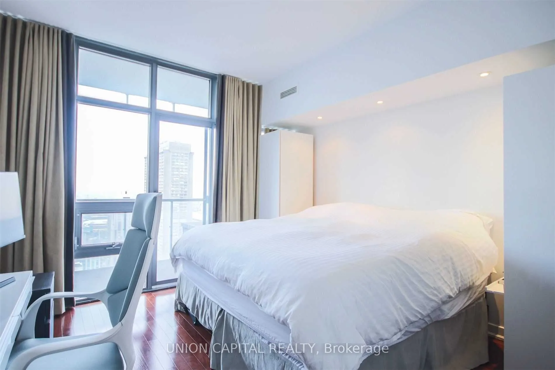33 Charles Street E, #3905