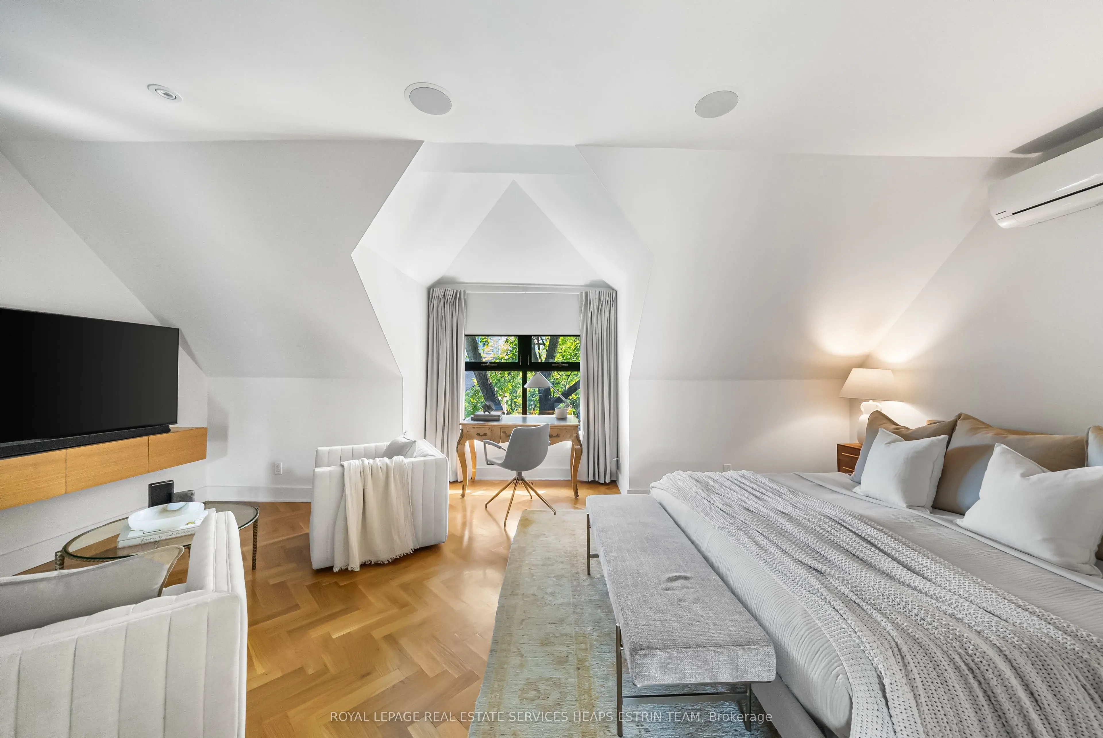 74 Roxborough Street W