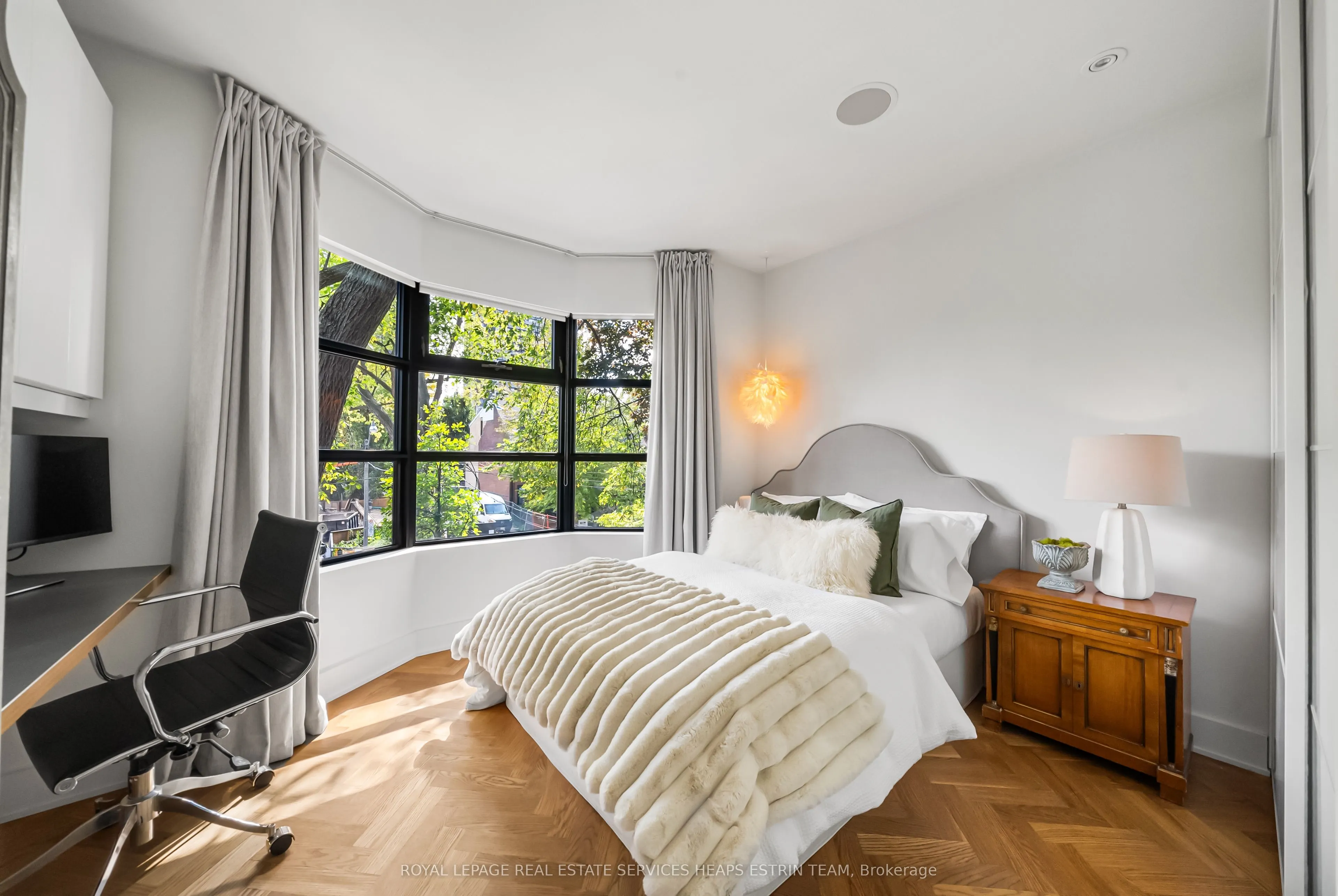 74 Roxborough Street W