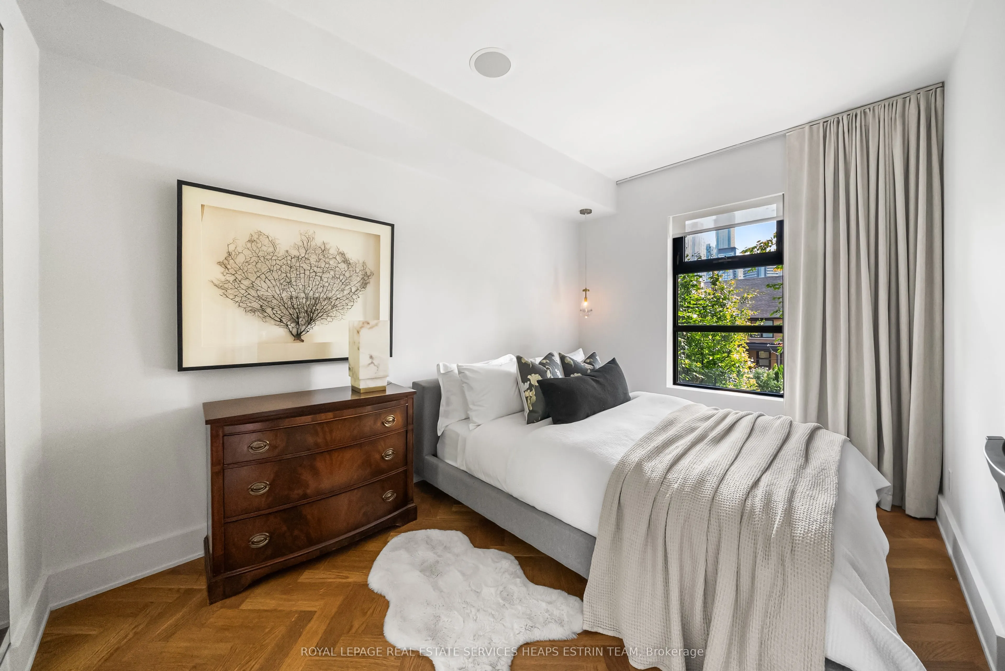 74 Roxborough Street W