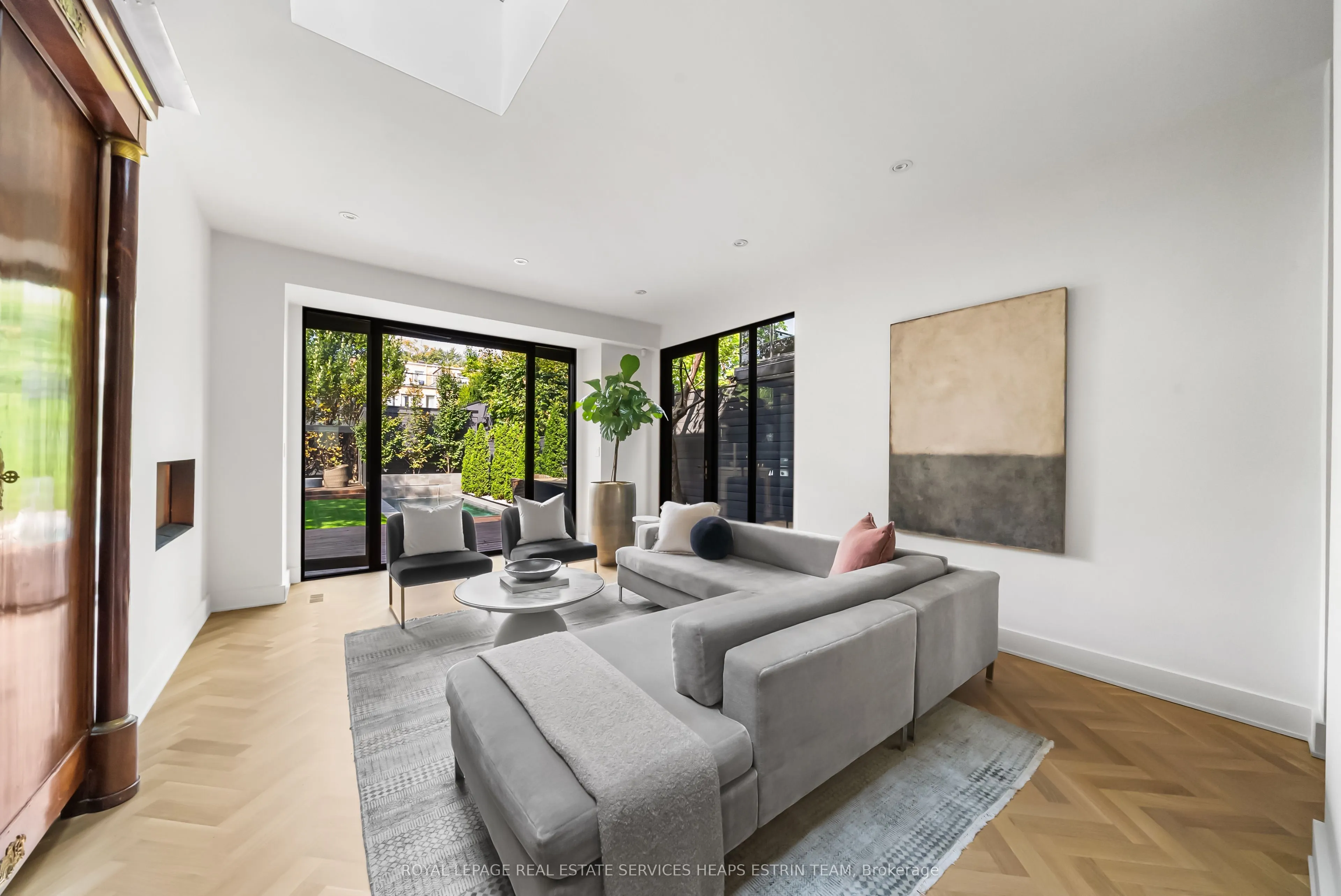 74 Roxborough Street W