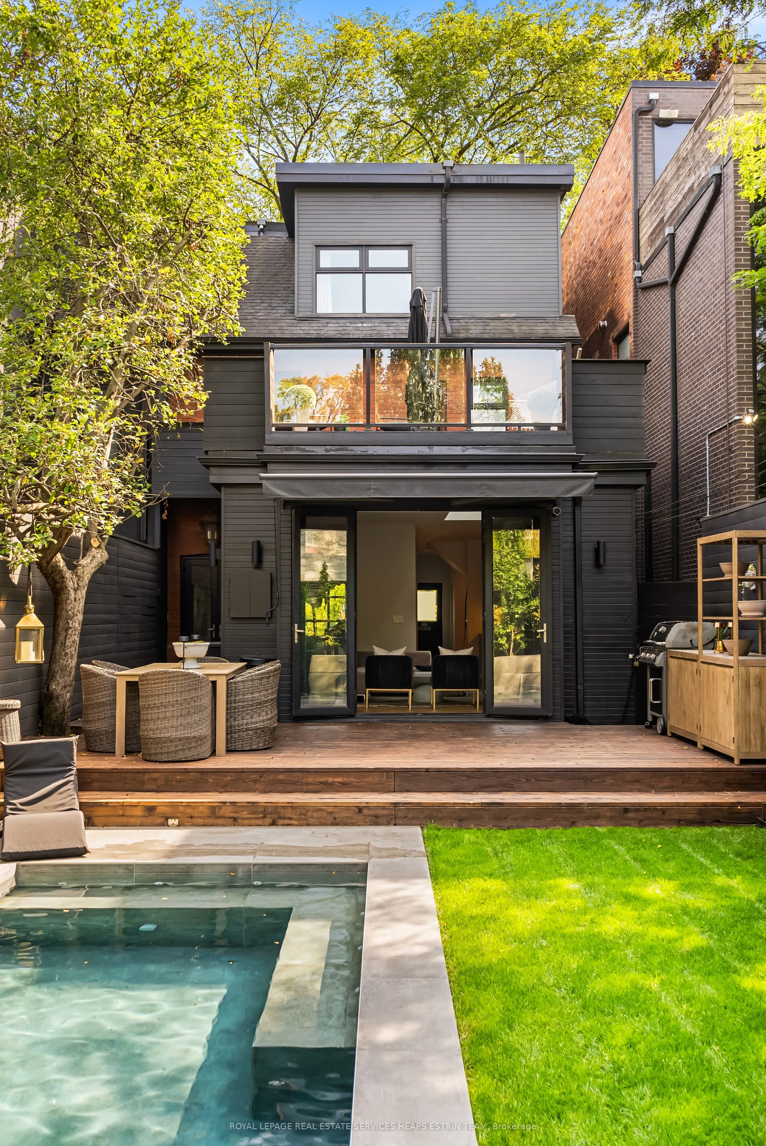 74 Roxborough Street W