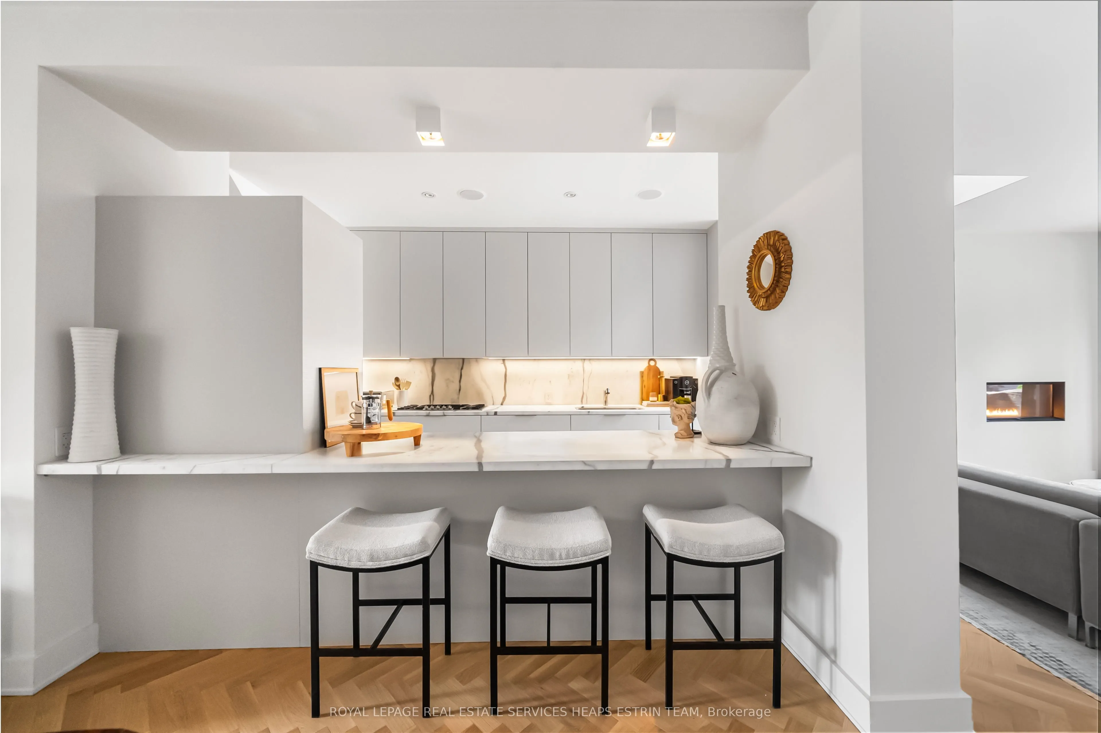 74 Roxborough Street W