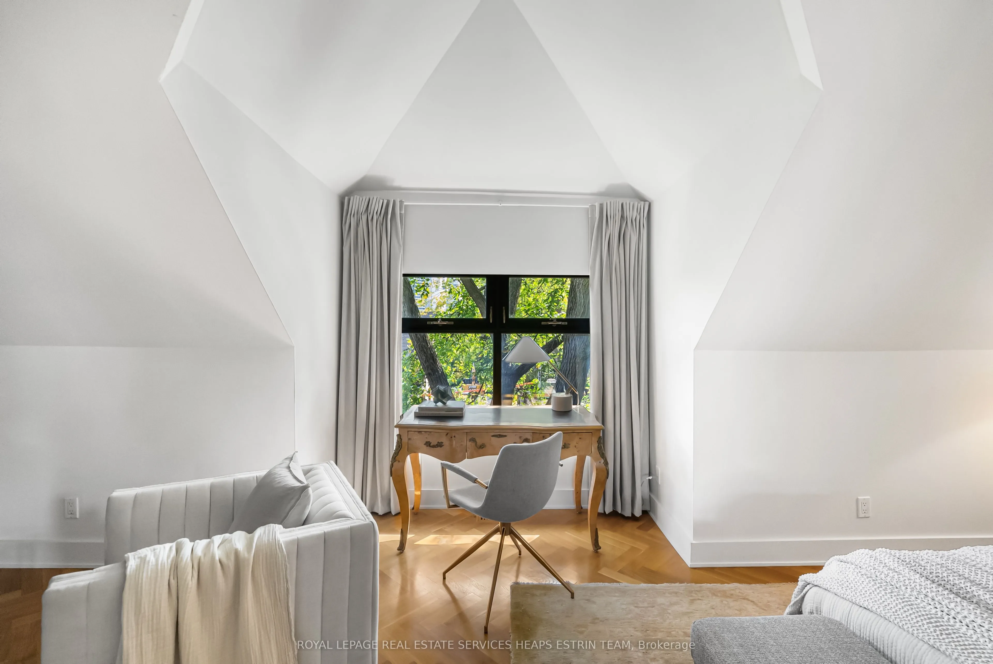 74 Roxborough Street W