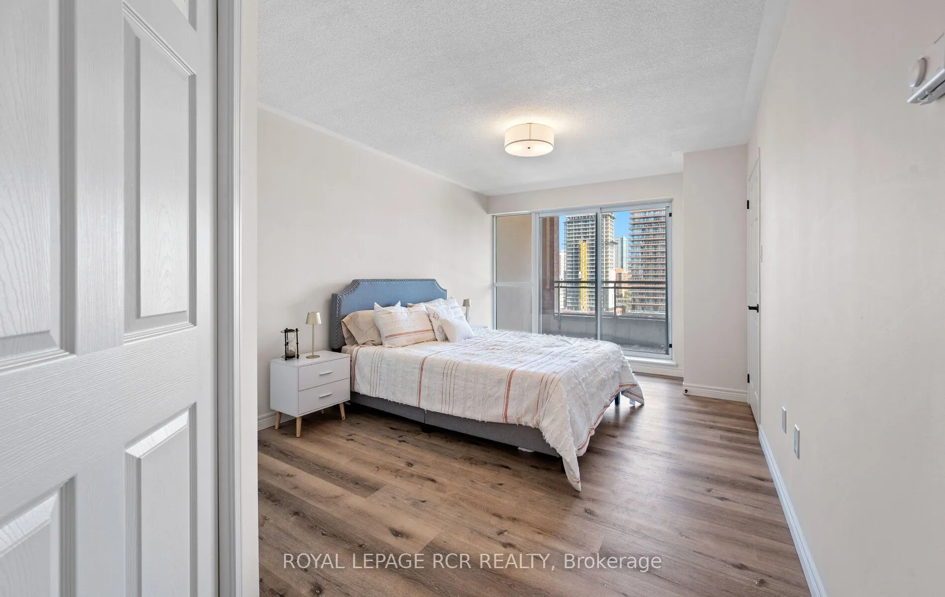 887 Bay Street, #1412