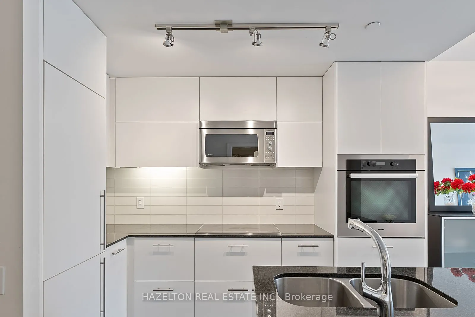 170 Avenue Road, #211