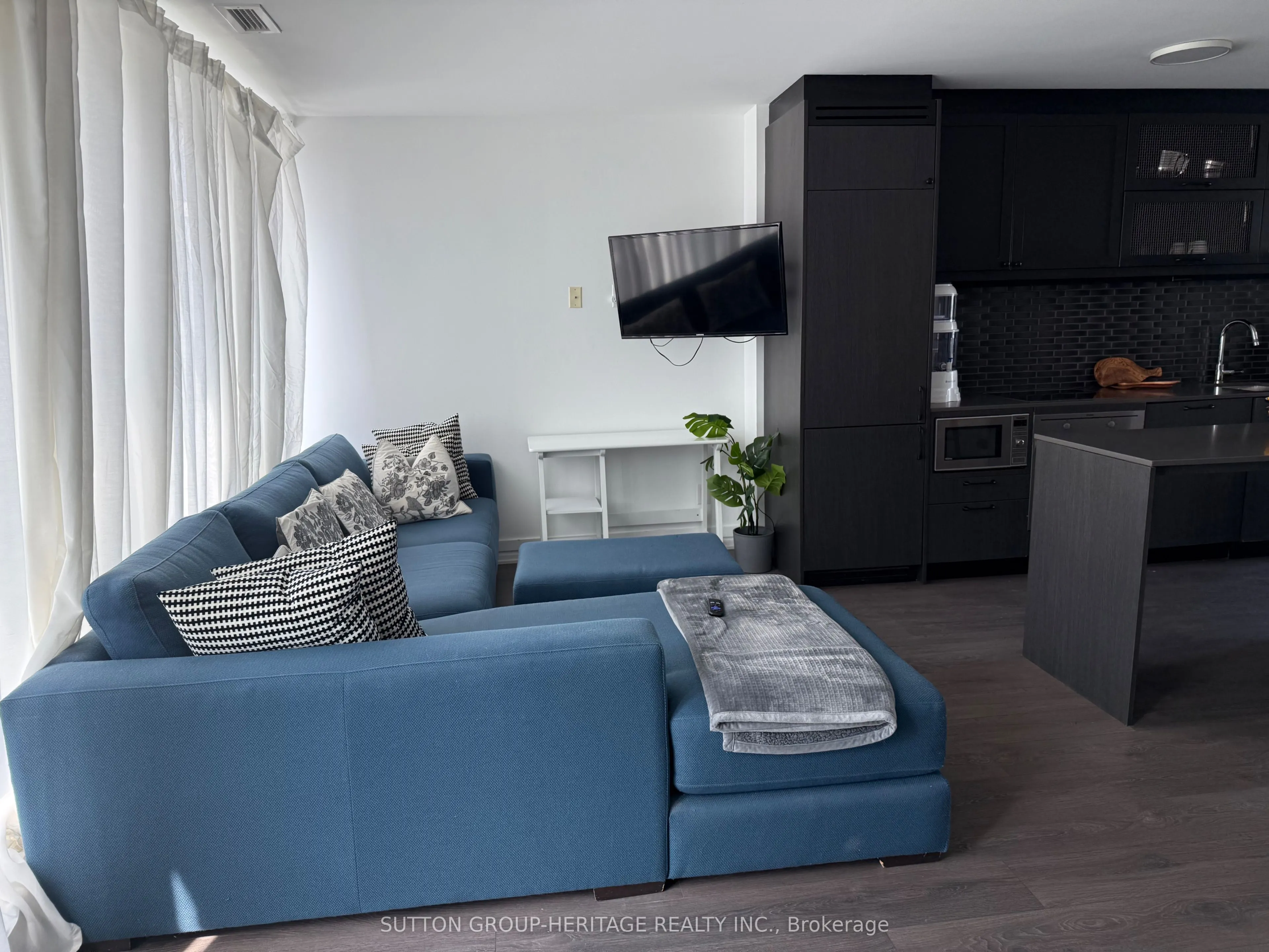 783 Bathurst Street, #814