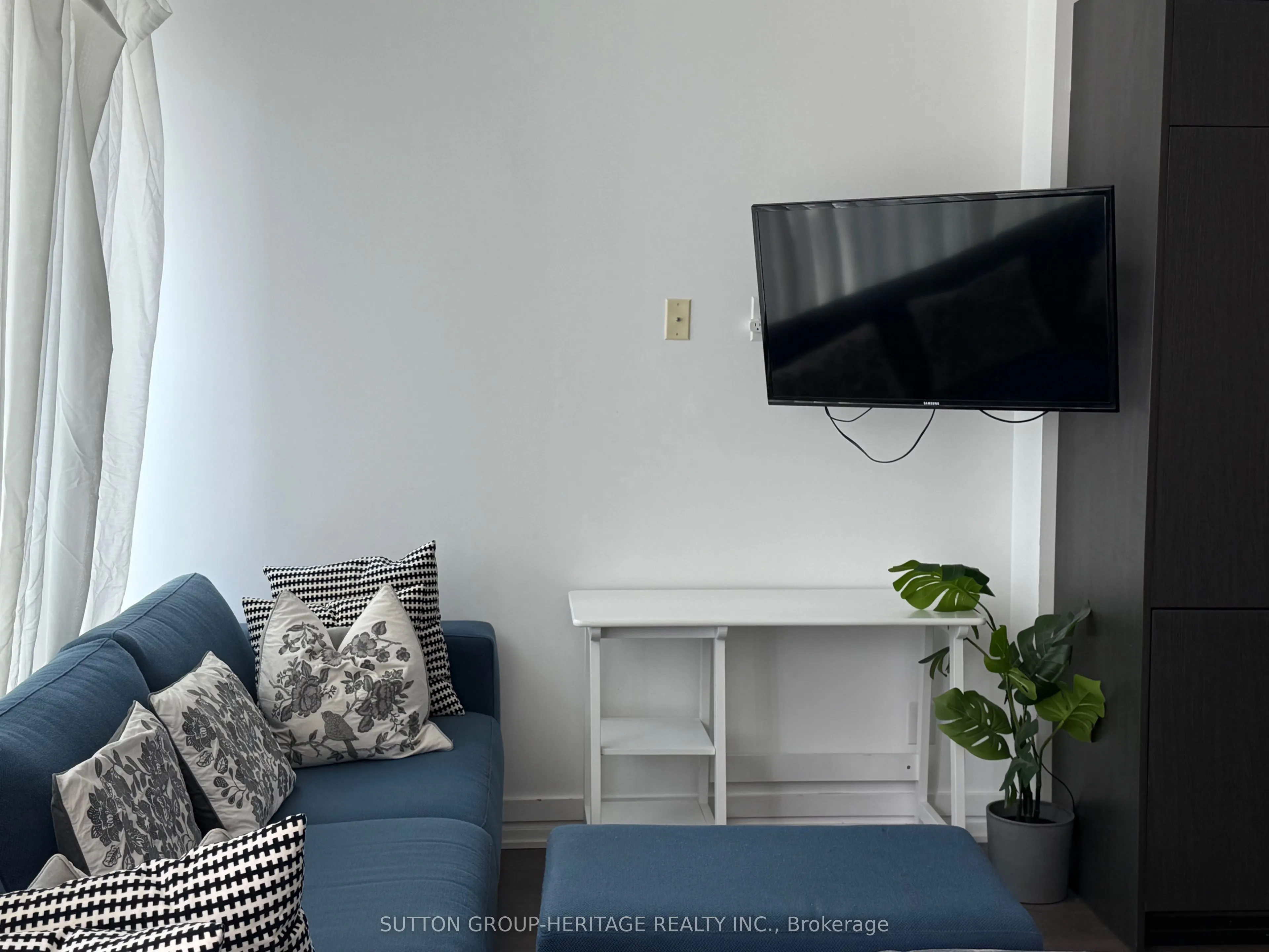 783 Bathurst Street, #814