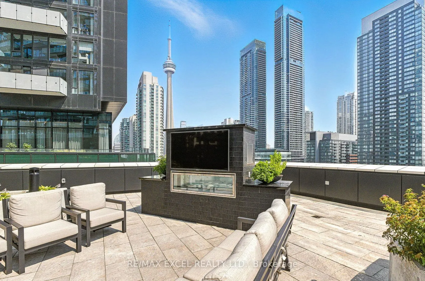 470 Front Street W