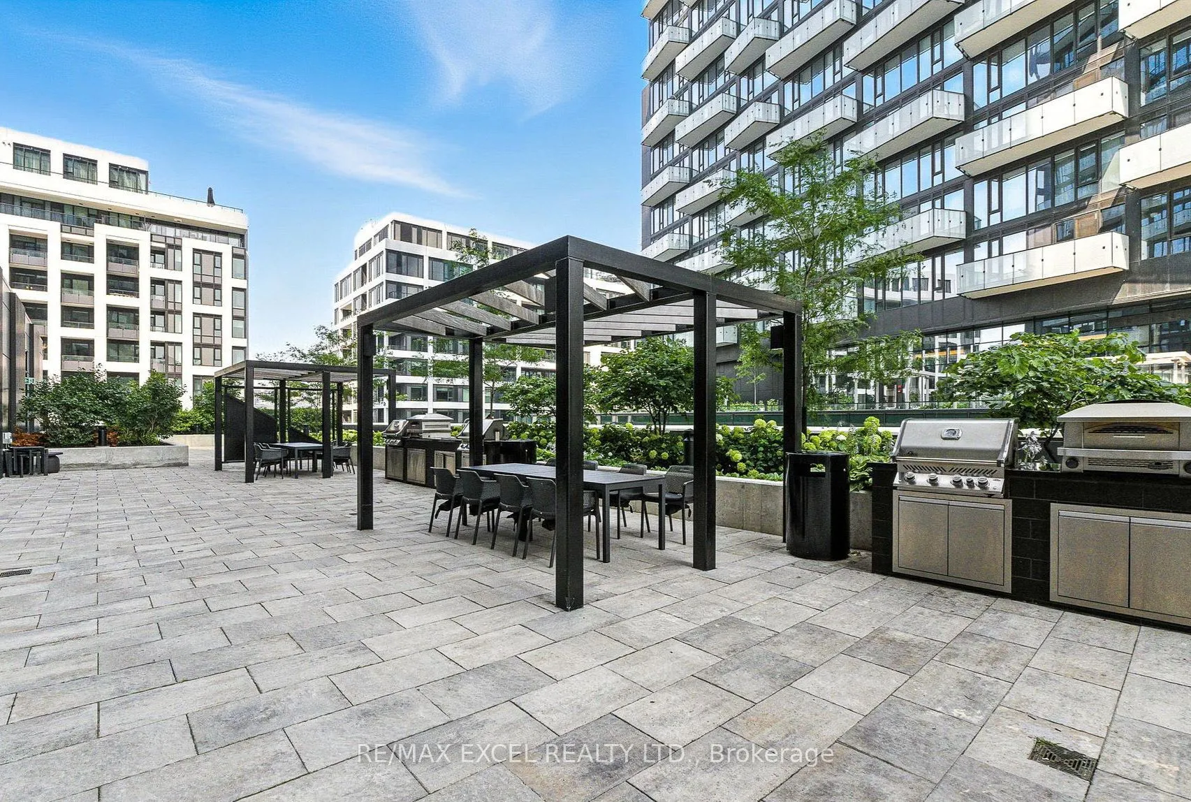 470 Front Street W