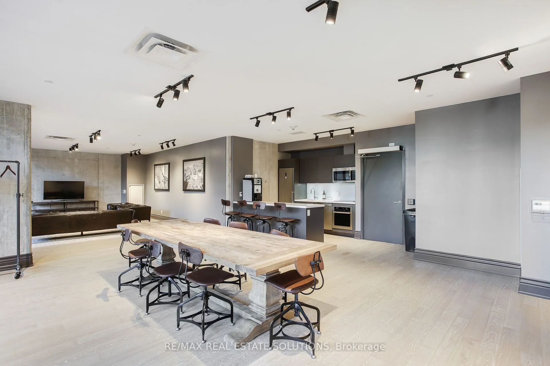 608 Richmond Street W, #210