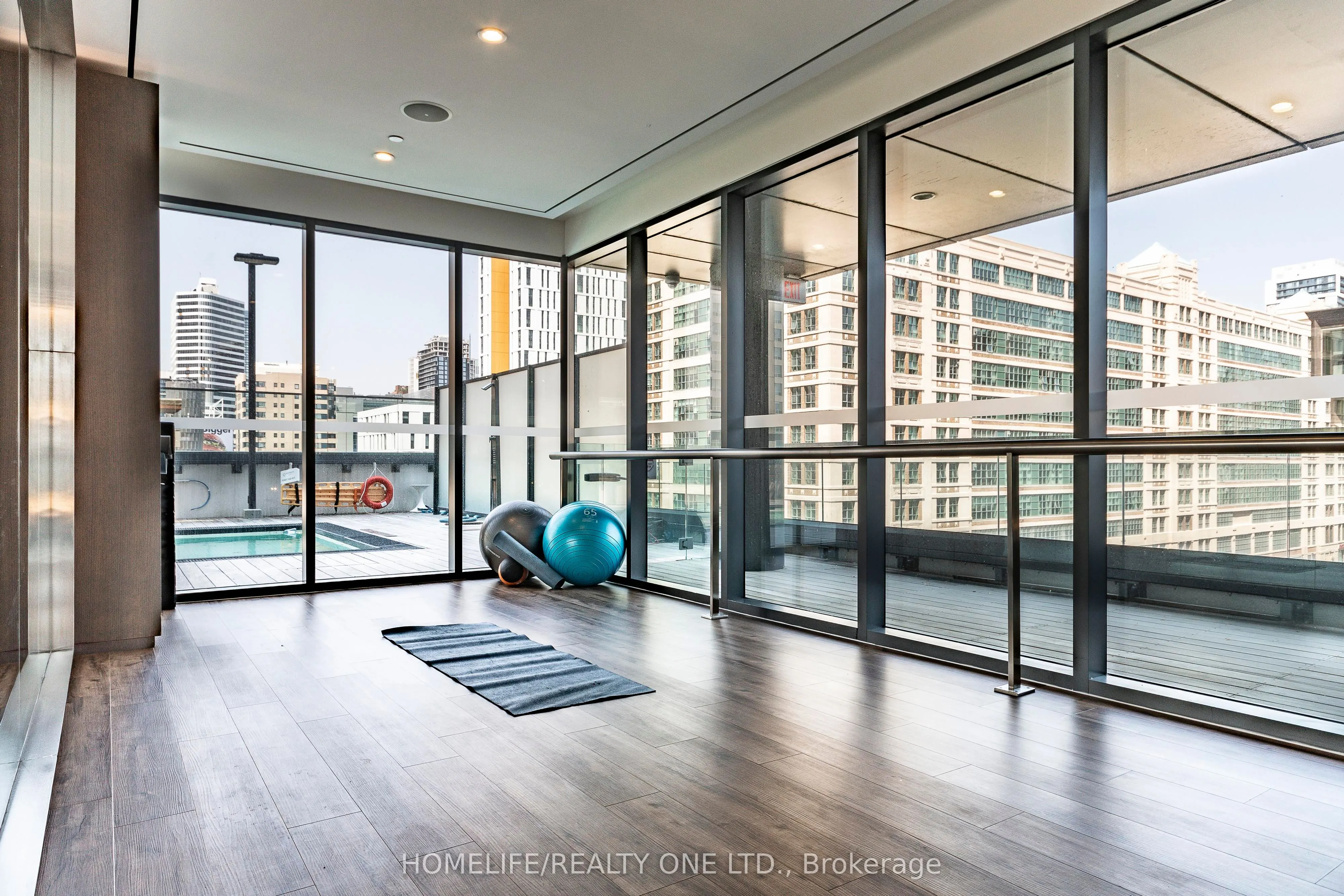 159 Dundas Street E, #614