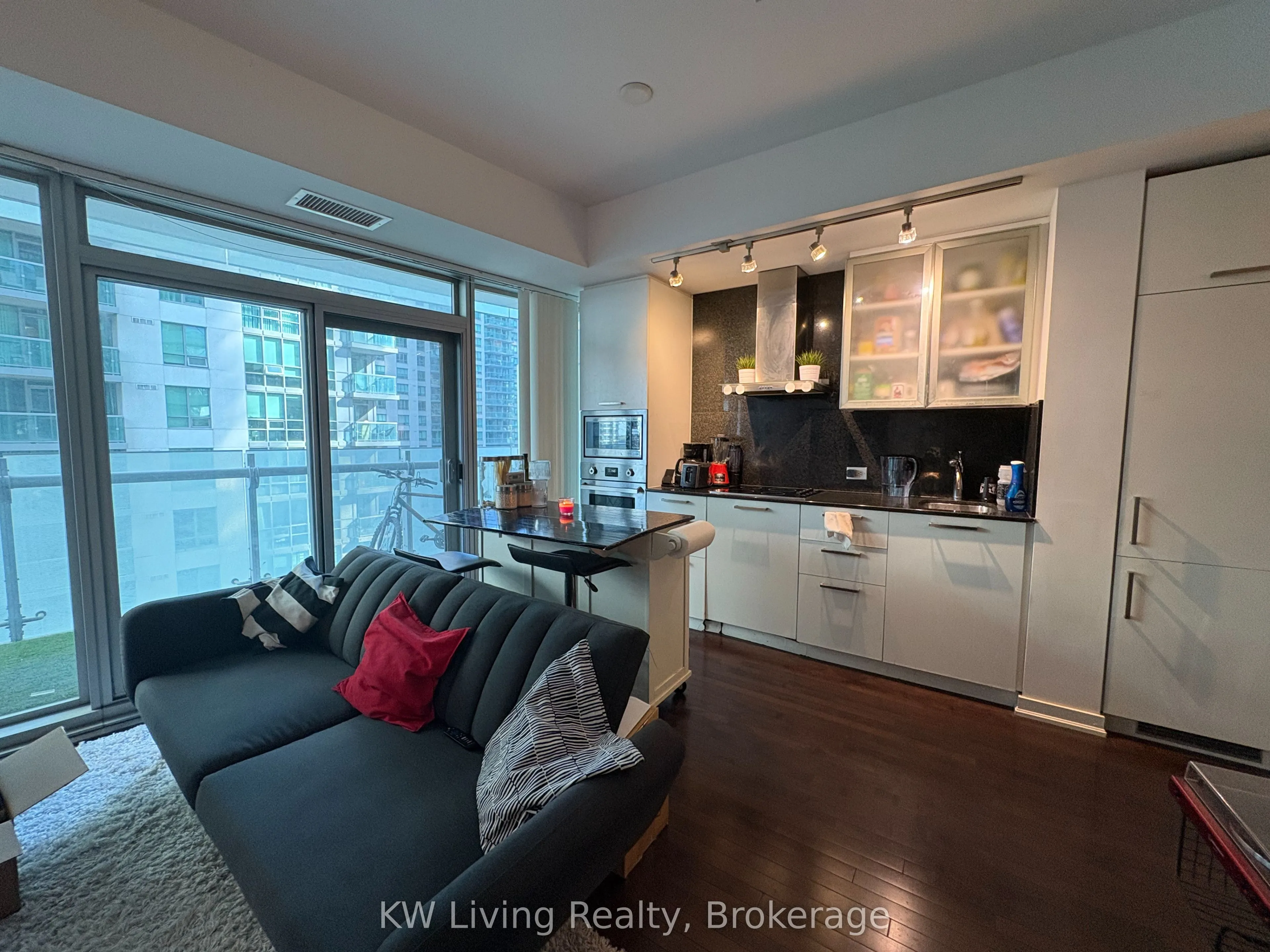 12 York Street, #406