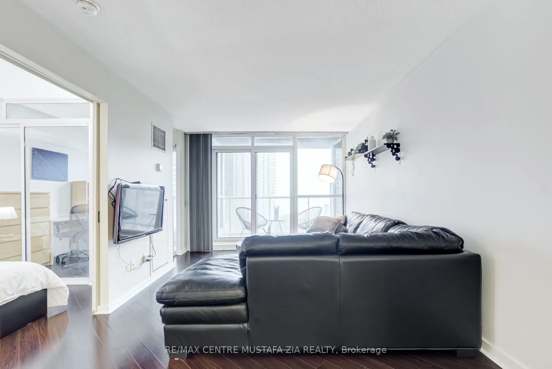 208 Queens Quay W, #1204