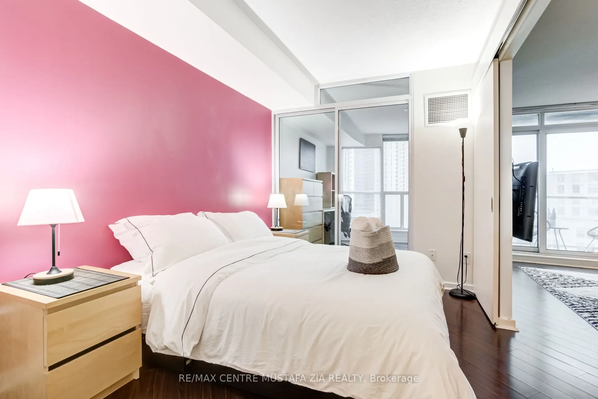 208 Queens Quay W, #1204