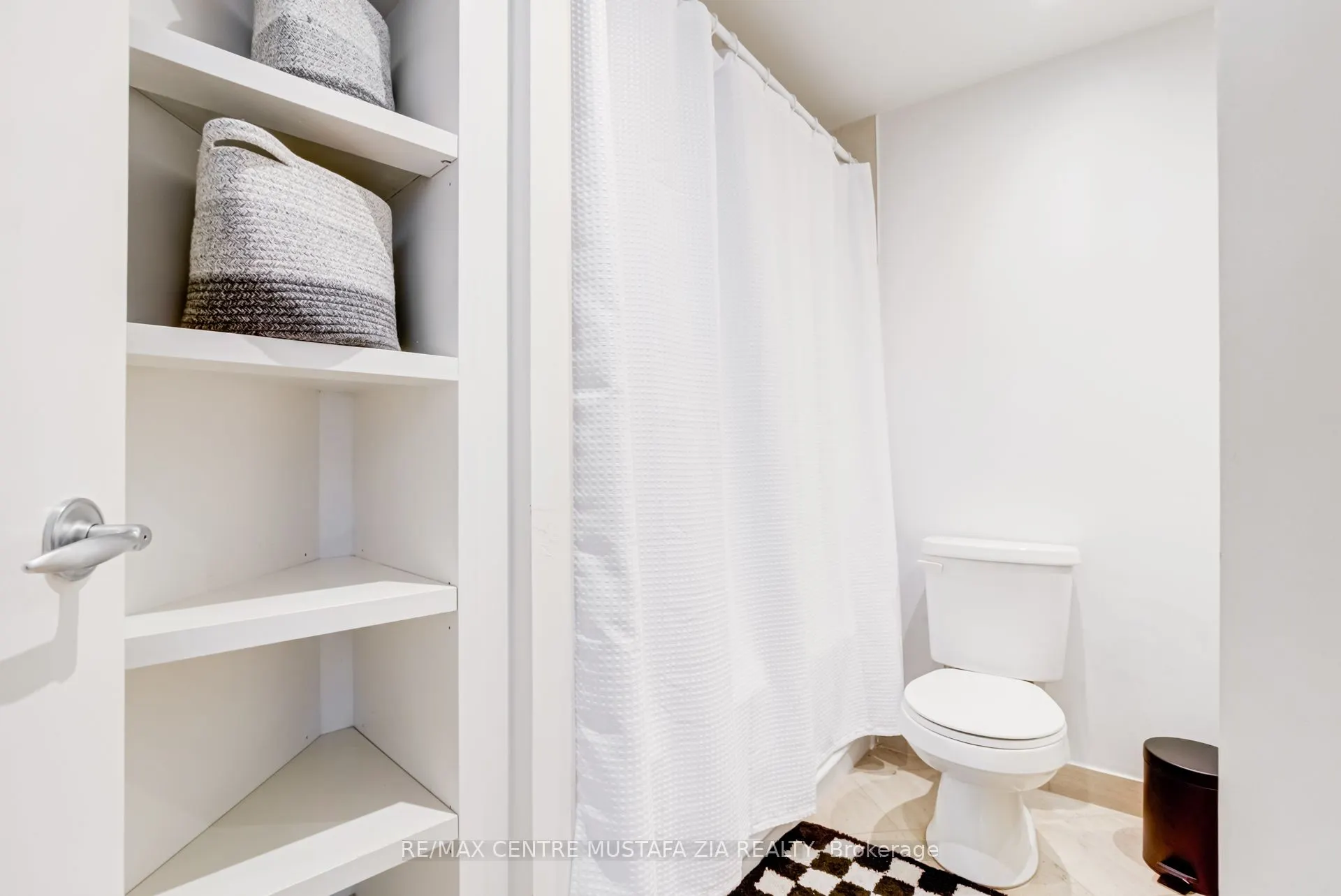 208 Queens Quay W, #1204