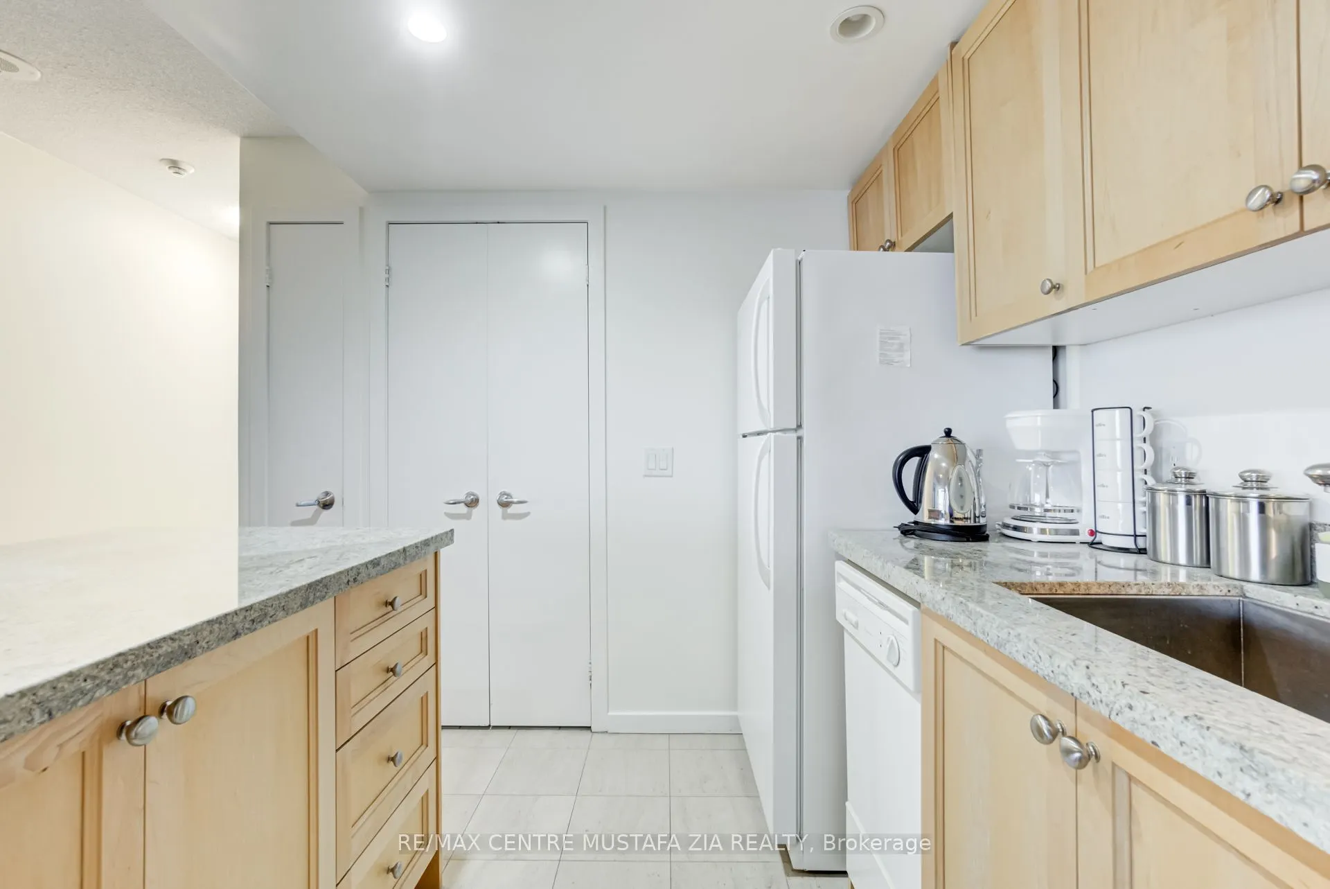 208 Queens Quay W, #1204