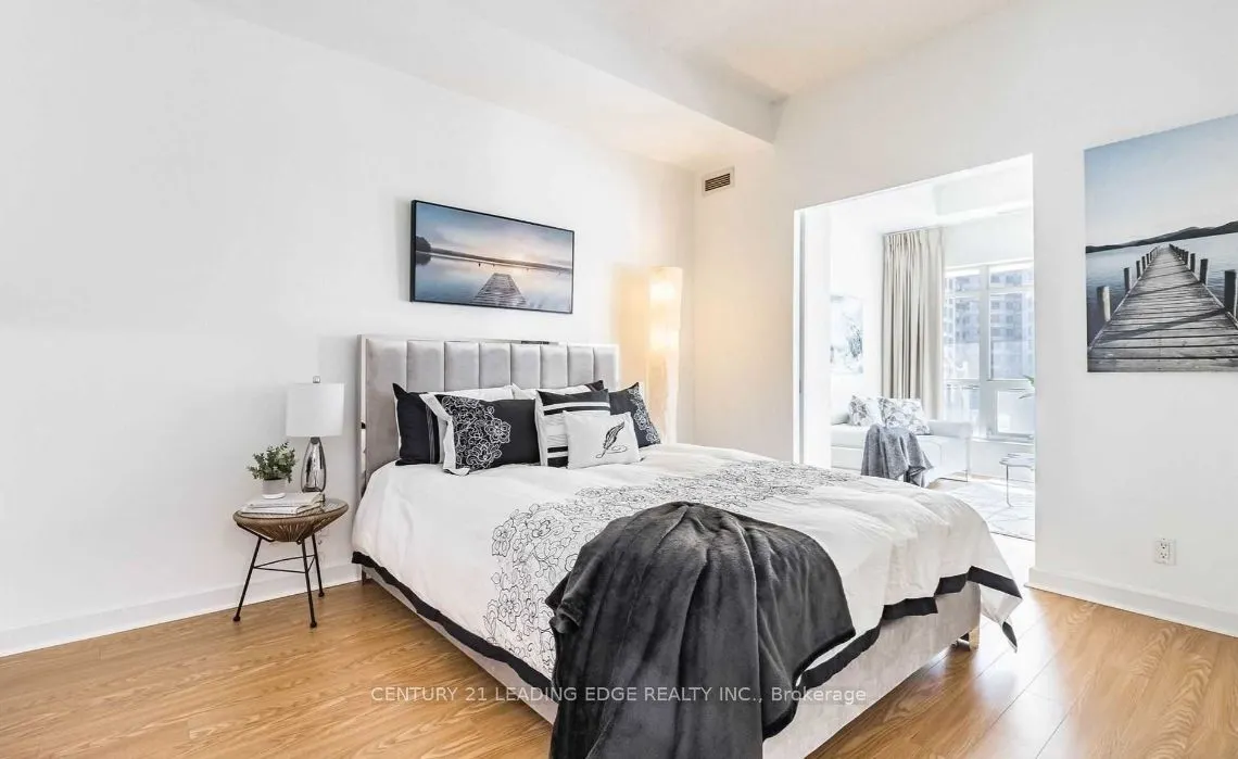 350 Wellington Street W, #203